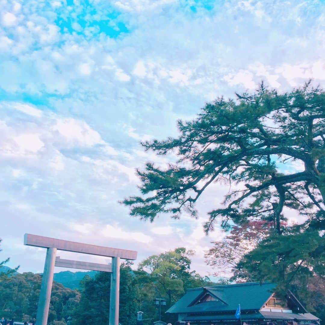 s.hiyeeeeのインスタグラム：「⛩💛 ・ ・ 今更だけど…伊勢神宮post🙈♡笑 ・ ・ やっぱり神秘的な空間で、 浄化される感じが癒される✨✨ ・ ・ #旅行 #伊勢神宮 #伊勢神宮内宮 #鳥居#空 #鯉 #観光 #パワースポット #trip #三重県」