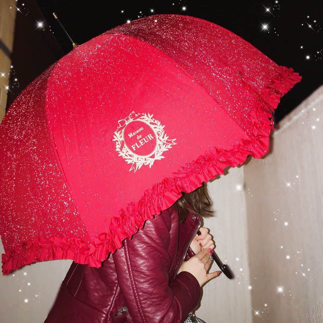 新希咲乃さんのインスタグラム写真 - (新希咲乃Instagram)「Maison de FLEURの赤い傘…🌹 発売前からずっと狙ってて 発売日に購入したんだ〜〜(;_;)♡ 超雨女だから嬉しかった…笑笑  今日もこれ使ってる〜🐥🌹 コートはForever21です＼(^^)／ *  #MaisondeFLEUR #メゾンドフルール #傘 #赤い傘 #お気に入り  #Forever21」11月14日 20時40分 - niki_sakino