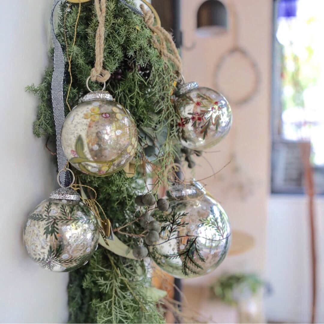 オルネ ド フォイユさんのインスタグラム写真 - (オルネ ド フォイユInstagram)「アンティークのようなガラスボールオーナメントが入荷しました。繊細で温かみのあるペイントにぐぐっと引き込まれてしまいます。どの絵柄も素敵で宝物のようなオーナメントです。 . #glassornament #ガラスオーナメント #クリスマス準備 #Noël #ノエル #maisonornedefeuilles #ornedefeuilles #オルネドフォイユ」11月14日 21時38分 - ornedefeuilles