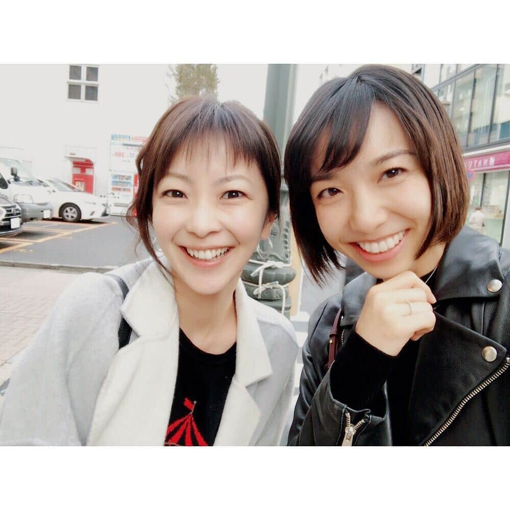 小脇美里さんのインスタグラム写真 - (小脇美里Instagram)「・ 今月はランチはなるべく一人で食べない月間にしました！！ ・ 今年はほんとバタバタしていて ランチを誰かとする余裕もなく、一人でサクッと食べる日々で 痩せてしまい(T . T) ・ ・ おしゃべりしながら、きちんと楽しく食事することの大切さを学び。 ・ ・ やっと仕事も少し落ち着いたので、 今月はとにかく人と会う！ インプット月間。 ・ 大好きな、ゆうきさんと♡ ・ アナウンサーとして大活躍ですが、子育ての相談などなど 本当にいつも的確なアドバイスをくれます。 尊敬しまくりの女性です♡ ・ ・ #大木優紀 さん ・ #喋りすぎて怒涛の時間 #写真撮る暇ゼロで #お店出てから道端にて #一枚だけ撮った（笑） #お互い次の現場に走り去る #せっかち（笑） ・ #性格が似てる #波長があう #憧れの女性 #いつもパワフル #力強いのにしなやか #人生の先輩 #仕事と育児の両立も完璧 #ほんと尊敬」11月14日 21時37分 - misatokowaki