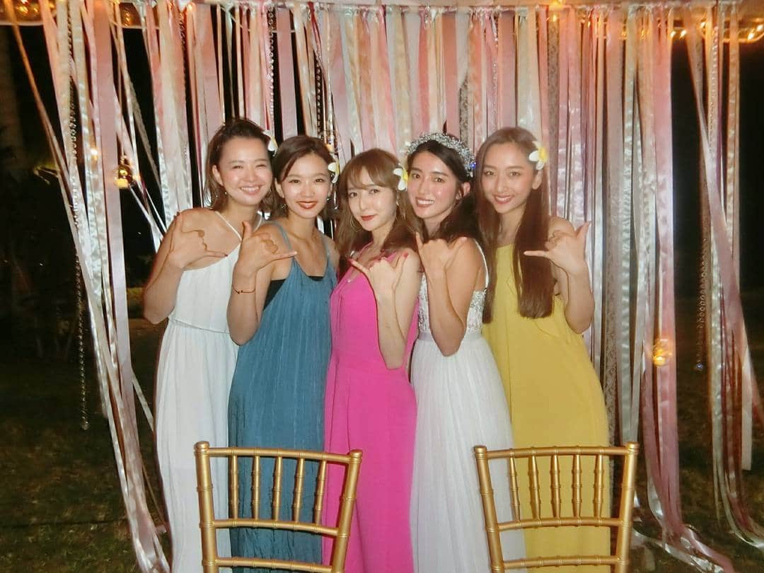 平木愛美のインスタグラム：「❤️💛💙💚💜 #love  懐かしい並びで。懐かしい誌面開いてみました。♡ これはやばめ。ふふふ  つくってたアルバムも‥‥スワイプ最後に。☺️ 当時から５年経っても、卒業しても、変わらず大切なダイスキな存在に本当に感謝です。  ちえみちゃんにとって特別な結婚式に参加させてもらい、幸せな時間だったなあ。  オトナになって人生初の結婚式＆余興はひろこちゃんでした💜  私もいつか、大好きな人と結婚して素敵な式を挙げて皆に余興してもらうのが夢。笑  #happy #hawaii #wedding #JJ #blomo #大好き先輩たち #思い出いっぱい #19歳上京した私の初めての居場所」