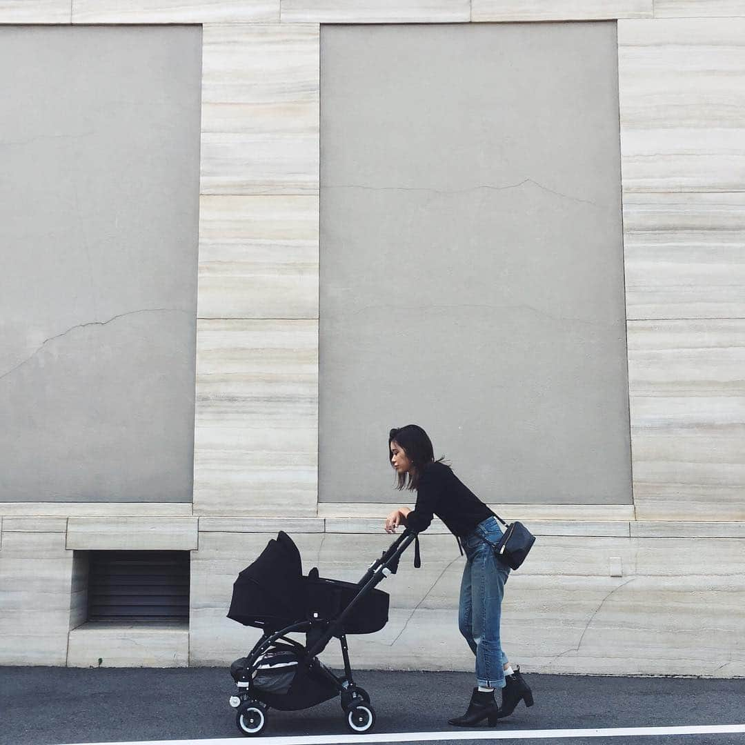 ungrid_naruさんのインスタグラム写真 - (ungrid_naruInstagram)「. DMで質問もらう我が家のベビーカーですが、 @bugaboostrollers のbee5です☝🏽✨ 早いもので、首座りまでのキャリーコットを卒業したので記念に🤳🏽 ベビーカーはいろいろ試したけど、バガブーはデザインが好きだし、段差やガタガタ道がスムーズなので乗り心地も良さそう👶🏾💓 #モノトーン一家 #Ungrid_naru #mamalife #bagaboo」11月14日 22時50分 - chihiro_narushima