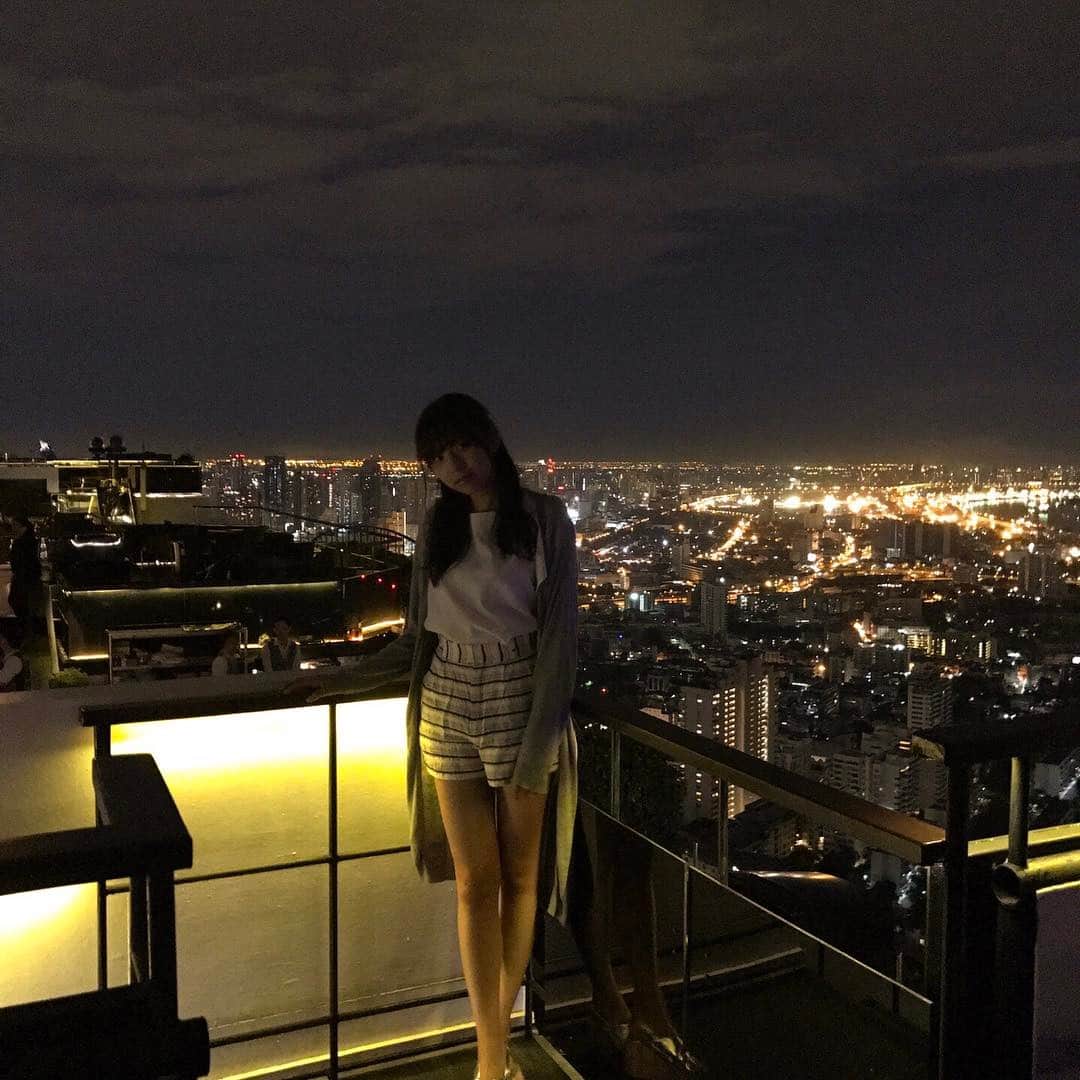 新内眞衣のインスタグラム：「まいちゅん写真集の旅(最終回) 約1カ月に渡ってお送りしてきた乃木坂46新内眞衣ファースト写真集オフショットの旅も発売日の今日を持って最終回となります。 ラストは、バンコクのホテルの61階のルーフトップバーで、夜景をバックに楽しかった旅の思い出に浸るまいちゅん。 これからも写真集情報を発信していきますので、楽しみにしてくださいね！ #乃木坂  #新内眞衣  #どこにいるの  #タイ  #オールナイトニッポン０」