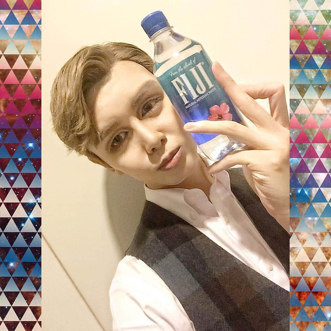 Mattさんのインスタグラム写真 - (MattInstagram)「・ 毎日🦋ミネラルウォーター🦋を飲もう🌟 肌が綺麗になるし、体の調子が良くなるよ！ 毎日飲み続けるのはもちろんだけど 一番は朝一に常温のミネラルウォーターを飲むこと👍🏼 本当に調子が良くなるから意識してやってみて🌈 水の大切さがよくわかるよ👼🏼 ・ 写真の水は……⁇⁇ 🌈🌺FIJI water🌺🌈 500ml 持ち運びやすくてオススメのサイズ👈🏼 このお水は、 フィジー生まれのナチュラルミネラルウォーター🦋 天然のシリカを豊富に含み上品な甘みがあるのが特長。フィジーの豊かな自然の恵みをそのまま味わえる、 飲みやすくておいしい軟水のミネラルウォーターです。 #fiji #water #matt #kuwata」11月15日 0時05分 - matt_kuwata_official