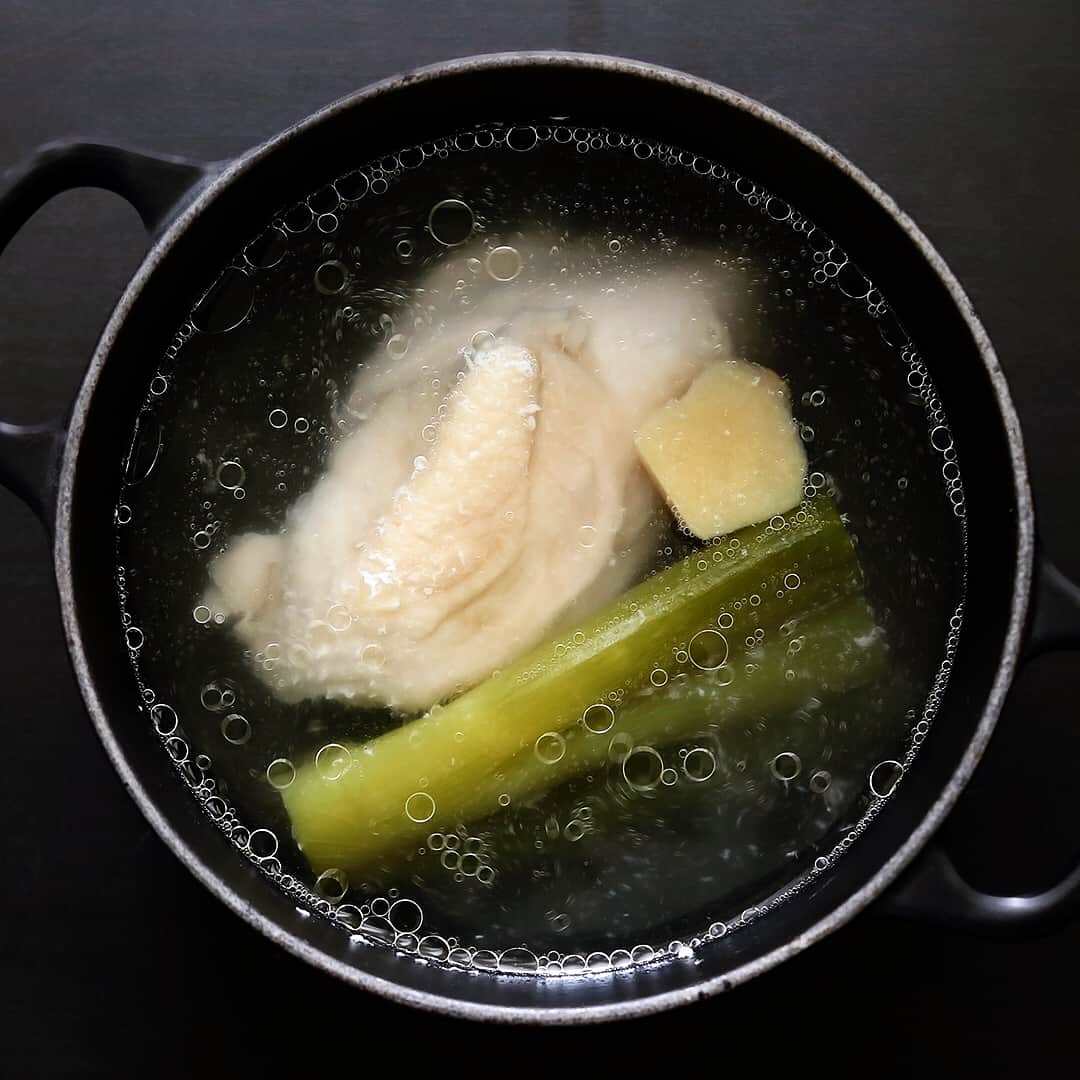 樋口正樹さんのインスタグラム写真 - (樋口正樹Instagram)「yodaredori . よだれ鶏🐓 秋冬は乾燥しがちなので、潤い食材の長芋をつかってます。 レシピは先月のマリクレールスタイルに掲載。 @mcstyle_jp . . #よだれ鶏 #ヨダレ鶏 #口水鸡 #茹鶏 #冷菜 #辛党 #おうち中華飯店 #長芋 #香菜 #四川料理 #chinesefood #spicyfood #hotchicken #yodarechicken #yodaredori」11月15日 10時56分 - higuccini