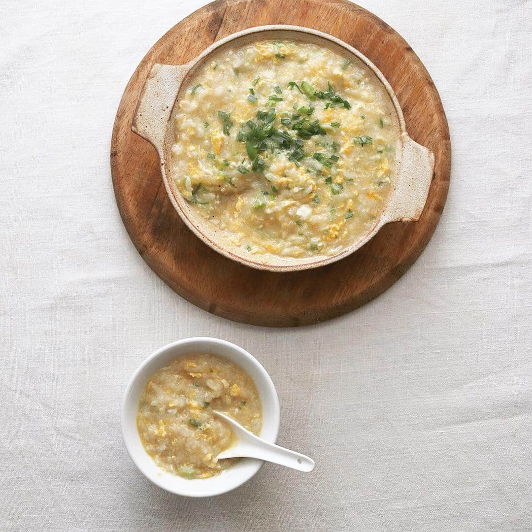 樋口正樹さんのインスタグラム写真 - (樋口正樹Instagram)「rice porridge . 昨晩のおでんのスープを使って雑炊。とろりとおいしい。 . . #雑炊 #ぞうすい #おじや #リゾット #スープ #ほっとする味 #riceporridge #zousui #zosui #risotto」11月15日 7時21分 - higuccini