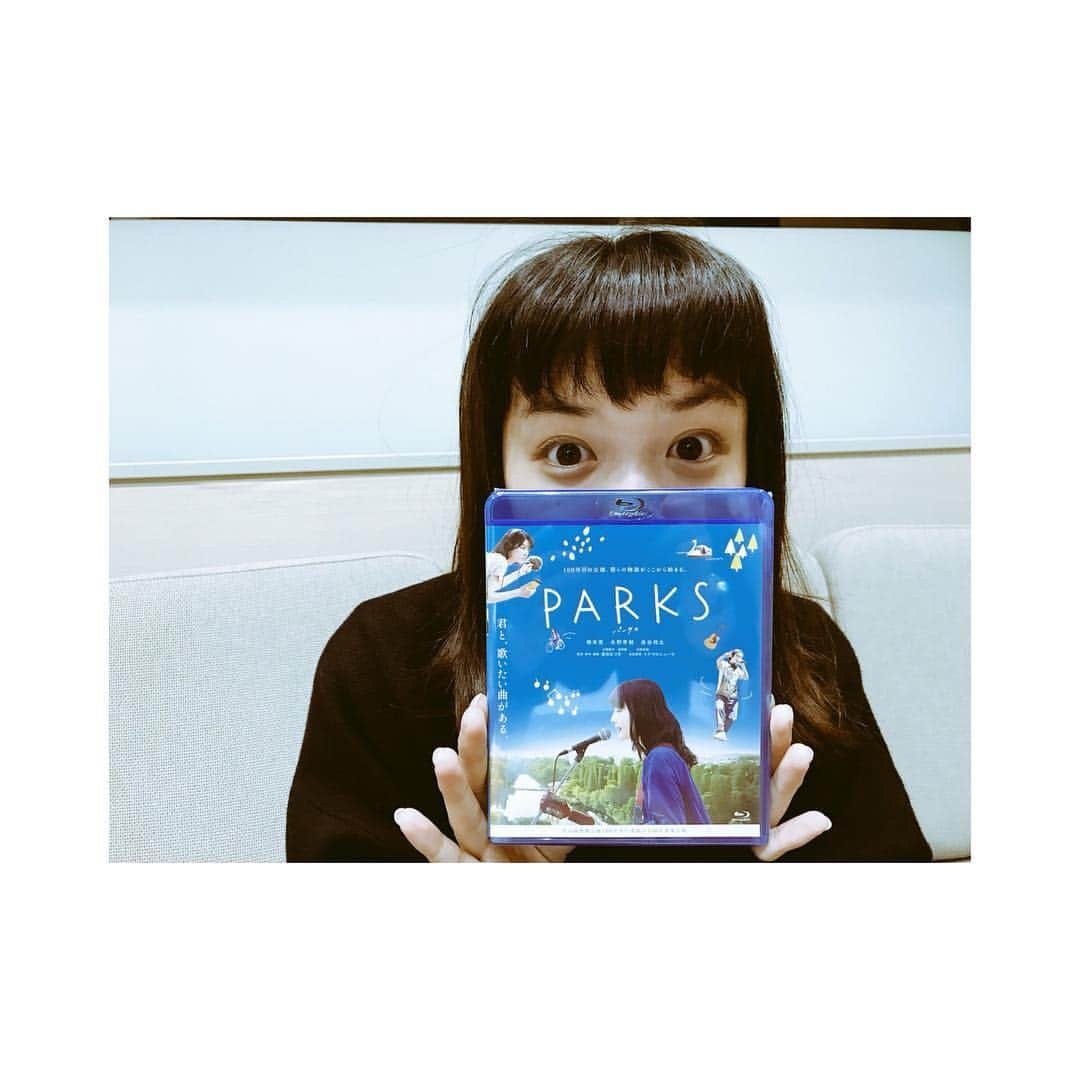 永野芽郁さんのインスタグラム写真 - (永野芽郁Instagram)「・ 本日、「PARKS パークス」Blu-ray、DVDが発売です☺︎ 昨年の5月に撮影してました！懐かしい。 ものすごくゆったり観れるはずなのでみなさまぜひ。 #井の頭恩賜公園行ってみてね #ひるなかと同じロケ地でもあるよ #どっちも観ると面白いはず #あれここちゅんちゅんもいたよなってなるはず #うん観てね #あ前髪が変なのは気にしないでね #起きたらこうなってたの」11月15日 8時26分 - mei_nagano0924official