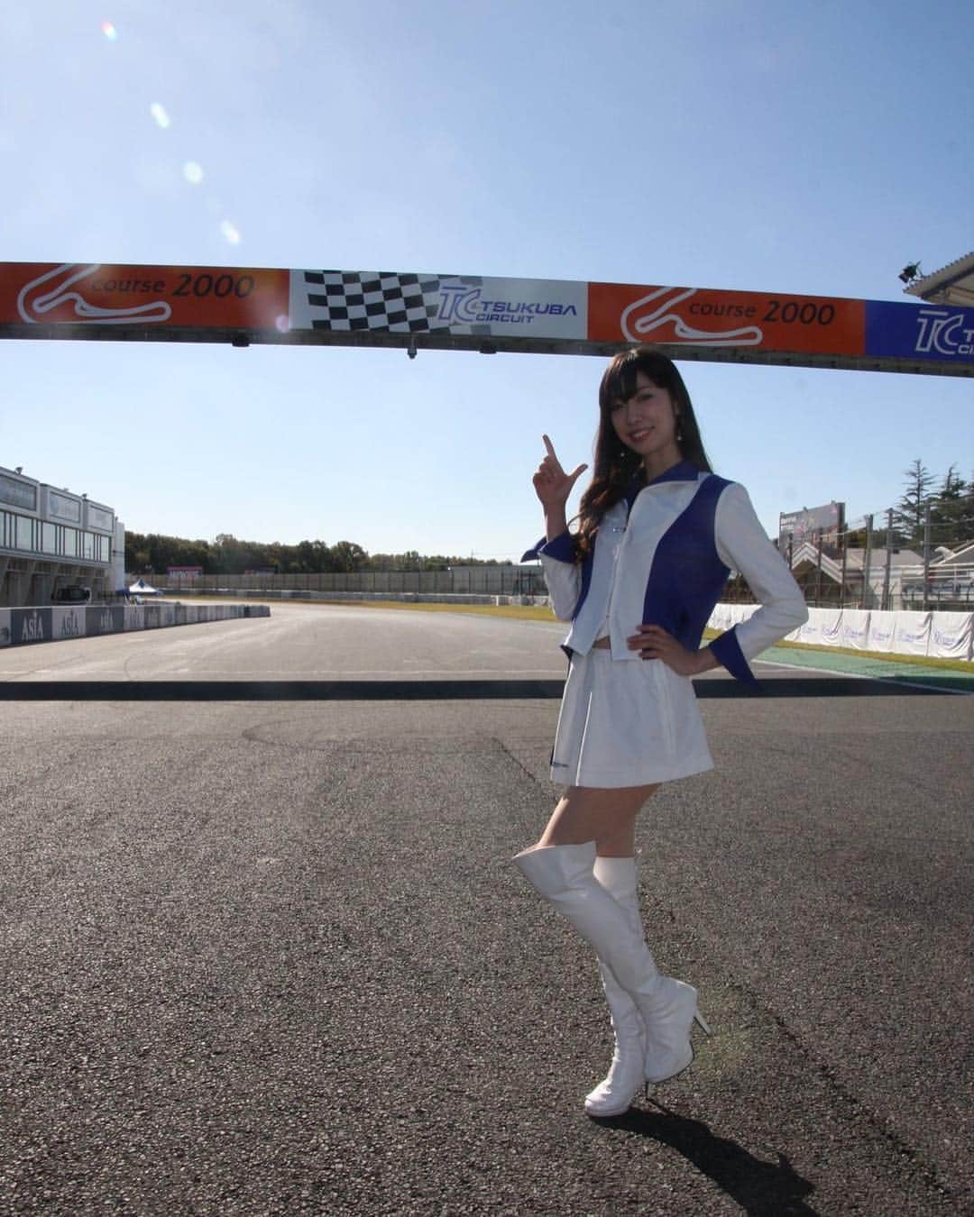 鳴村なかのインスタグラム：「初めての筑波サーキットで、最後のWITHMEGALを終えました🏁 (※コスチュームは旧筑波サーキットクイーンの物です✨) 色んなGALとお仕事一緒にさせて頂きました！ 明日華ちゃん、デビーちゃん、亜利沙ちゃん、ちーころ🐻 ちーころとはお風呂も一緒だったし盛り上げ上手だから、常に付いて回ってた🤔笑 楽しい思い出が出来て幸せです☺️💓 経験を活かして成長出来ますように✨ 有難う御座いました*ˊᵕˋ*❁.*･ﾟ  #レースクイーン #RQ #WITHMEGAL #鳴村なか #なかぽん #イベントコンパニオン #モデル #撮影会モデル #タレント #model #笑顔 #smile #instagood #instagramjapan #girl #水着 #黒髪 #写真好きな人と繋がりたい #写真撮ってる人と繋がりたい #ファインダー越しの私の世界 #フォローミー」