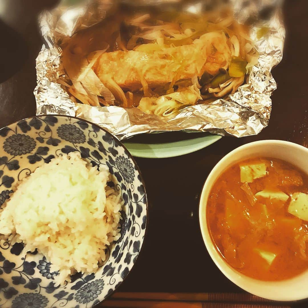 平宮博重さんのインスタグラム写真 - (平宮博重Instagram)「I cook dinner almost every day :p  #hiroshigenarimiya #鮭の味噌マヨホイル焼き#味噌汁#かやのやだし #米」11月15日 8時41分 - hiroshige_narimiya