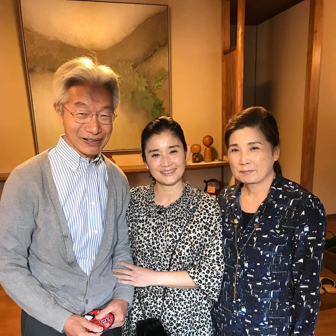 石田ひかりさんのインスタグラム写真 - (石田ひかりInstagram)「「ごぶごぶ」 行きたいところに行き、会いたい人に会い、たくさんたくさん笑った1日でした 豪快な笑い声と豪快なお料理「桧之川」のママ お会いすると、こころが浄化される「登村レディスクリニック」の登村先生 そして、いつも明るくて可愛らしい奥さま❣️ 久しぶりに、苦楽園の上の方からの景色も見られて嬉しかったなあ 行く先々でおみやげもいただき、桧之川のママからは、ドライマンゴーとマヌカハニーと美味しいたれと、謎の黒いバッグ。 生姜とおねぎたっぷりの豚しゃぶは、変わらぬ美味しさ❣️ ハニオにおみやげ買って、こころも身体もポカポカになって、おうちに帰りました。 いい1日だったなあ 浜田さん、みなさん、ほんとにありがとうございました。 観てくださったみなさまも。 #ごぶごぶ #登村先生すばらしいです #元気ないとき、ぜひ桧之川へ❣️」11月15日 8時57分 - hikaringo0525