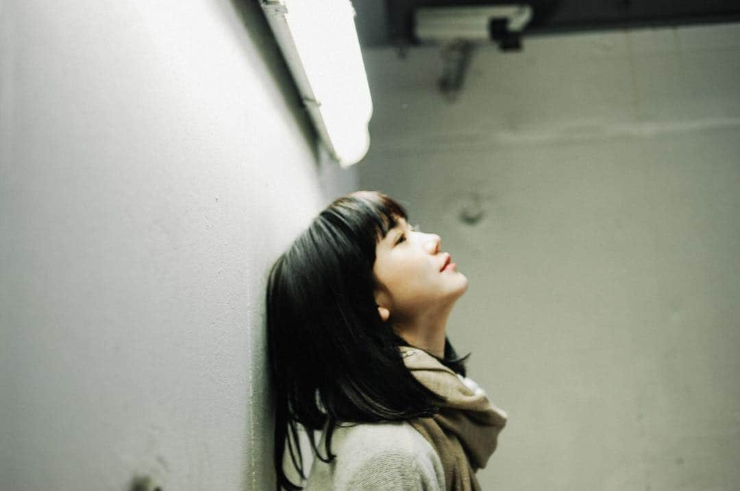 花盛友里のインスタグラム：「栗林藍希ちゃん。 16歳。 いろんな意味で非常に面白い子だったなぁ。 わたしの時の高校生とちがいすぎて！（わたしほんとにパッパラパーだった、今も？） 将来に期待♡ . 「渋谷で迷子になってみた」みてみてねー！ . Shooting for @tokyu_thescramble . Thanks to @____aino @souman_natsuko @st.koizumi_akane @yukokagami . . #girl #japan #japanese」