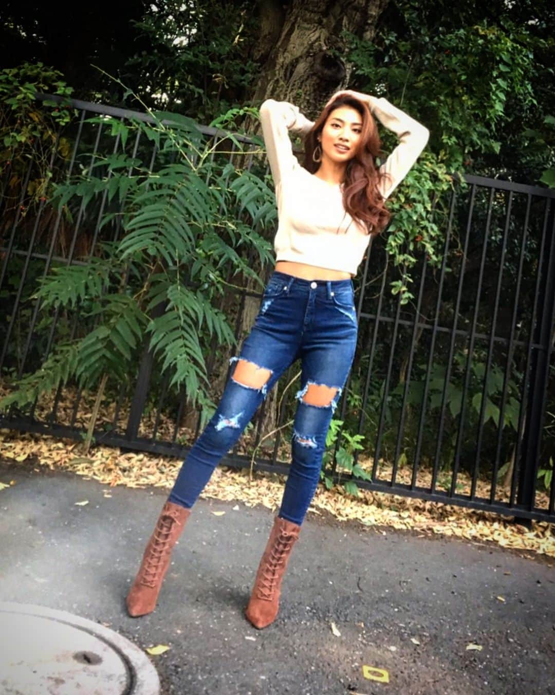 のインスタグラム：「🤙🏾😎 #撮影 #港区 #fasion #ootd #EMODA #ESPERANZA #knit #jeans #👖 #pantsstyle #shortboots #fasionlover #make #makeup #naturalmakeup #hair #wavehair #shooting #tokyo」