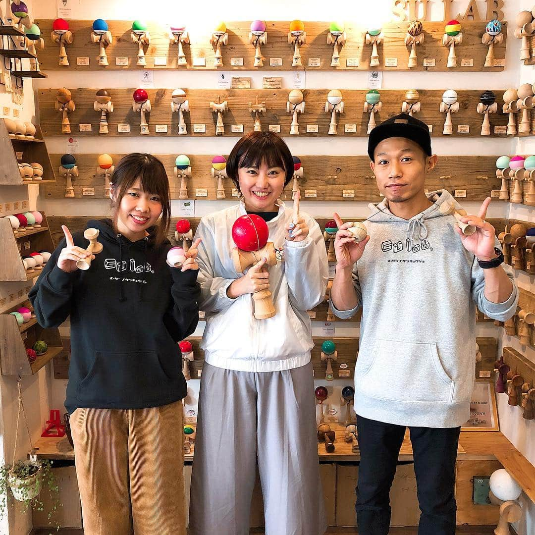 眞田佳織さんのインスタグラム写真 - (眞田佳織Instagram)「＼美サーチ！終了／ 川越のけん玉cafe「スーラボ」さんから生中継！ オーナーは、けん玉検定四段のスーさんと奥様のあやかさん😆❤️けん玉って、クセになりますね。 . TOKYO MX、FOXでは11/29OAです☺︎ . #埼玉 #川越 #スーラボ #スーさん #あやかさん #けん玉 #cafe #kendama #toy #japan #culture #sulab . #beauty #fashion #cooking #delicious #TV」11月15日 13時15分 - kaori_sanada