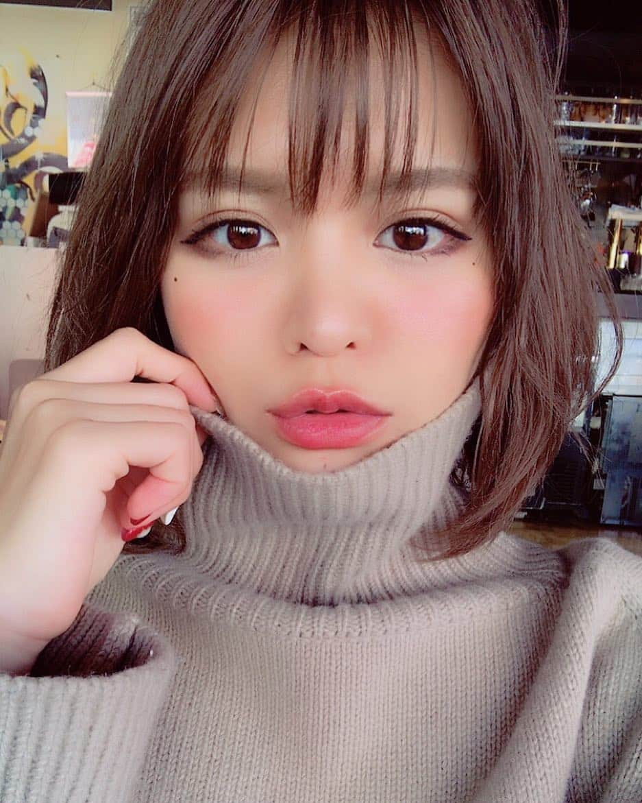 ななぴさんのインスタグラム写真 - (ななぴInstagram)「今年もハイネックの季節…🎄💞 最近すっごく幸せ。大好きもワクワクも溢れてる💞 .  #ハイネック #ニット #셀카 #셀피 #셀스타그램 #얼스타그램 #친스타그램 #뷰스타그램 #메이크업 #ボブ #リップ #メイク #裸眼 #自まつ毛 #自撮り #サロンモデル #インフルエンサー #シースルーバング #ロブ #暗髪 #伸ばしかけ #ショートヘア」11月15日 13時49分 - __nanapgram__