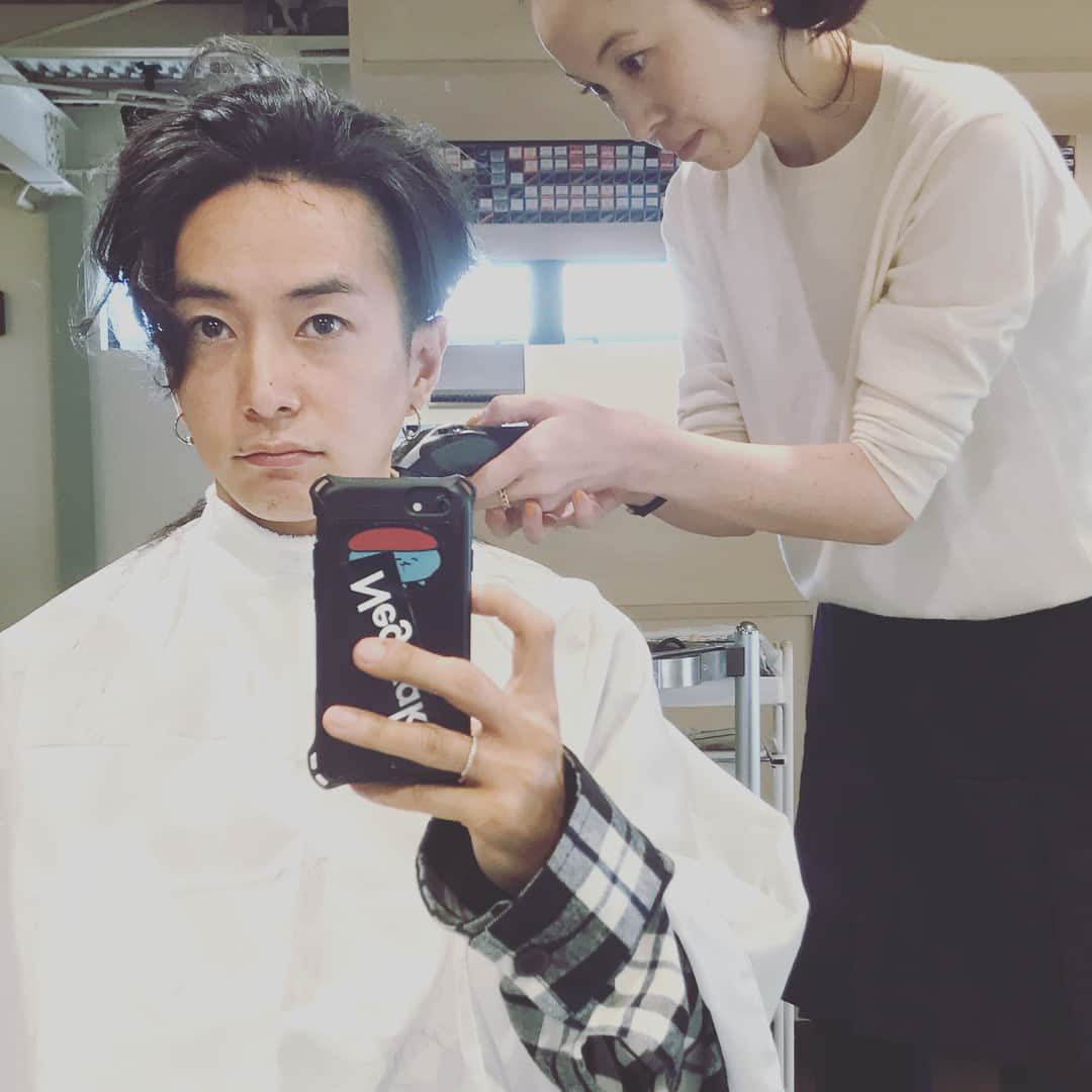 奈良裕也さんのインスタグラム写真 - (奈良裕也Instagram)「😊11年ぶりに ✂️髪をショートにしました❤️ ❤️気分爽快❤️❤️❤️ good-by 〜〜 long hair ‼️👋 #藤田舞  #断髪式 #後ろも刈り上げ #ヘアードネーション」11月15日 15時19分 - yuyanara