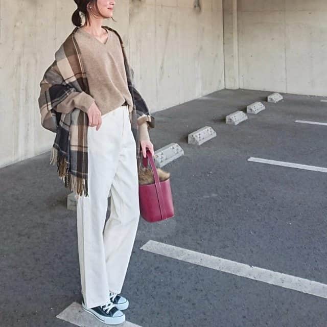 gayo01のインスタグラム：「ベージュ × ホワイト🍂 . 髪が伸びてきたけど、自分で上手くヘアアレンジが出来ない😭 . 不器用なこともあるけど、髪質にも原因があるようだ😰 . 先日もヘアメイクさんに、 子供の髪みたいにツルツルサラサラだから、自分で色々アレンジするのは難しいだろうね～😅と。 . 昔からパーマもかかりにくくてとれやすいし😢 だからヘアアイロンで巻いてもスグとれるのか😲💡 . どうにもならないけど、ちょっと愚痴ってみた😜 . stall... #dholic tops... #uniqlo bottoms... #spickandspan bag... #lavishgate shoes... #converse . #ootd #outfit #fashion #instafashion #coordinate #locari #sneakers #uniqloginza #baycrews #converseallstar #ユニクロ #ユニクロコーデ #コーデュロイ #コーデュロイパンツ #ストール #スニーカー #コンバース #大人カジュアル #プチプラコーデ #シンプルコーデ」