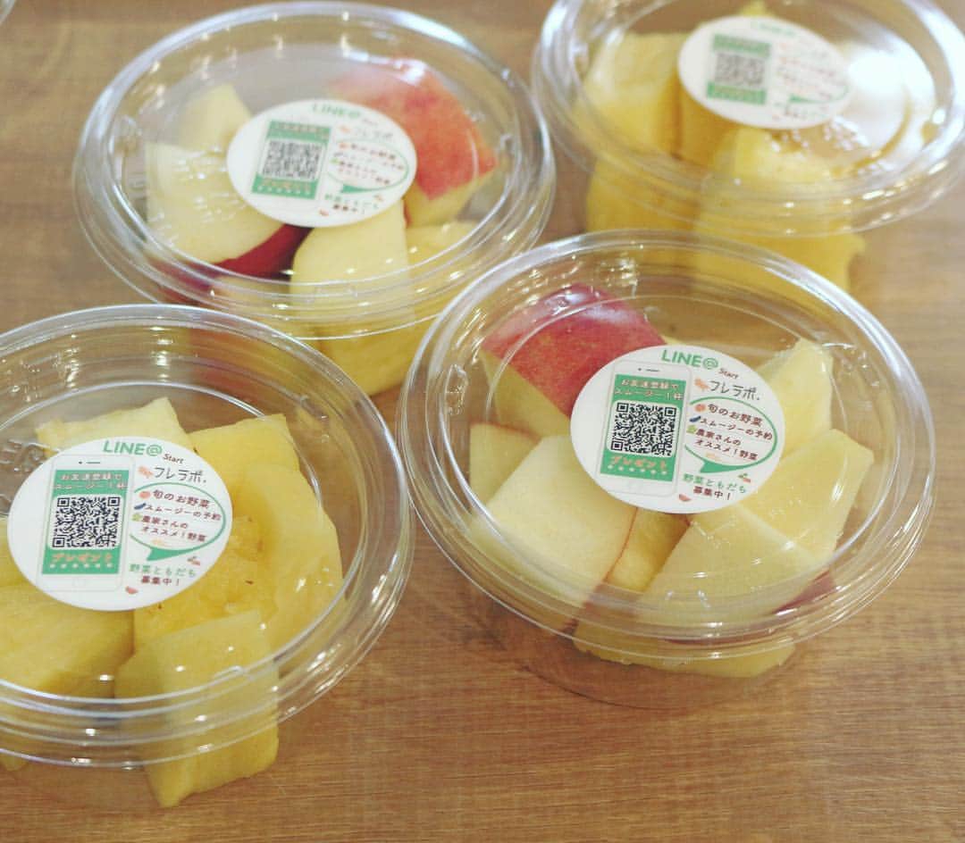 福岡超新鮮野菜/フレラボ薬院店のインスタグラム：「オフィス向けカットフルーツ🥝🍊🍎🍍🍌🍐 . . #フレラボ#超新鮮野菜#採れたて#野菜#野菜料理#料理#果物#新鮮#健康#美容#栄養#農業#福岡市#福岡#博多#天神#薬院#無農薬#fukuoka#vegetarian#vegetable#hakata#tenjin#yakuin#cooking」