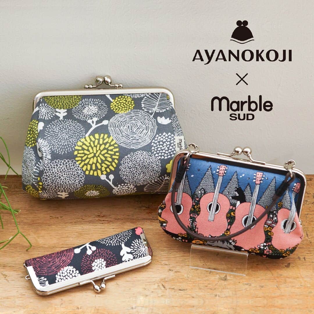 marbleSUD(マーブルシュッド) のインスタグラム：「【ルクア イーレ店先行発売‼︎】 11月16日(木)～20日(月)の5日間、LUCUAメンバーズカード5倍ポイントアップキャンペーンが実施されます！こちらのキャンペーンに合わせて、marble SUD ルクア イーレ店では、スペシャルアイテムを先行発売いたします！ ・ 職人が手作りする京都のがま口専門店「AYANOKOJI」とmarble SUDのコラボが実現！AYANOKOJIの人気アイテムを、marble SUDのオリジナルテキスタイルで仕立てました。コロンと可愛いがま口ポーチや、実用的な印鑑ケースなど4種類をご用意。 自分用としてはもちろん、ギフトにも喜ばれること間違いなし！のとっても素敵な商品ができました。marble SUD直営店のみで販売される限定アイテムとなっております。 是非、ゲットしてくださいね☆ ・ ステッカーもルクア イーレ店先行で新作に切り替わりましたよ〜^ ^ ・ 《コラボ商品のお取扱いについて》 ルクア イーレ店以外の直営店とオンラインショップでのお取り扱いスタートは、12月初旬を予定しております。 ・ #marblesud #マーブルシュッド #17FW #marblesud17FW #ayanokoji #あやの小路 #限定 #新作 #京都 #kyoto #japan #テキスタイル #ギター #lucua1100 #ルクアイーレ #がま口」