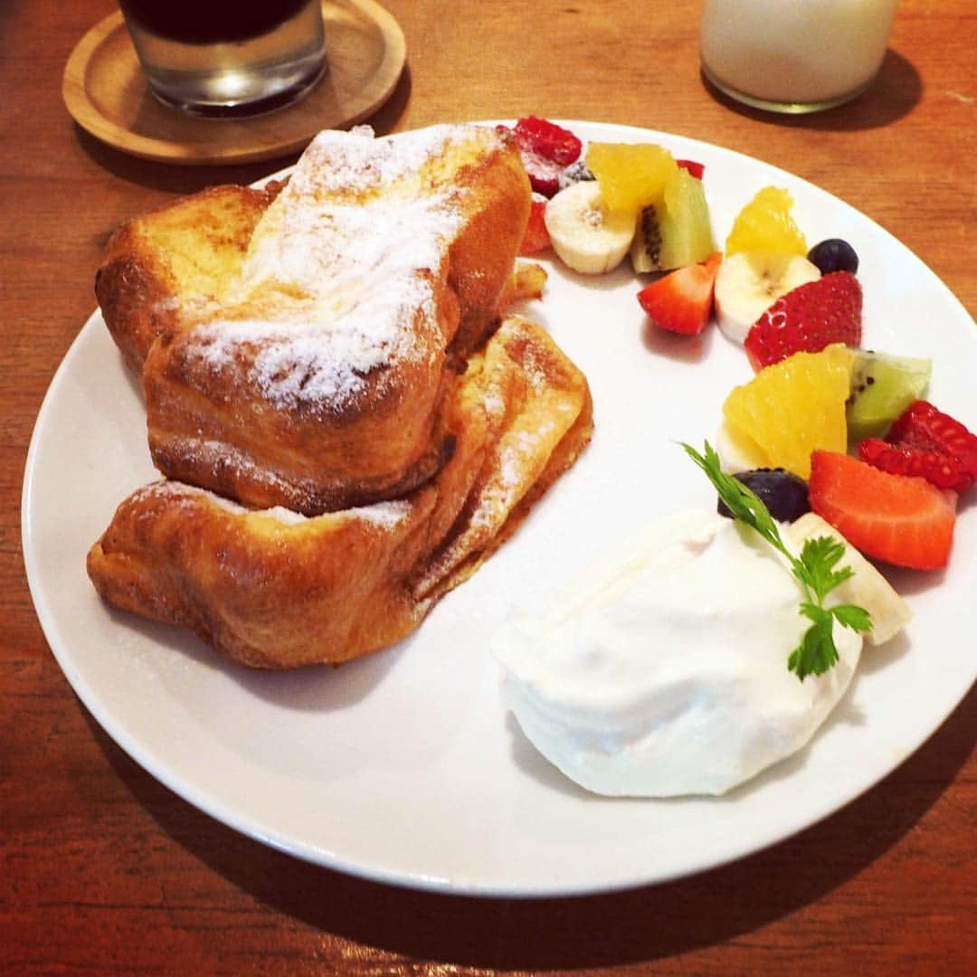 のインスタグラム：「🍞🐝 * * 洗足池駅から徒歩1分 「Patisserie AKANE」におじゃましました。 * オーナーパティシエ・田中茜さんのお店 「Patisserie AKANE(パティスリーアカネ)」 * 専門学校を卒業後、道の駅での販売や ウェスティンホテルのペストリー部門で修行をされたあと、 2007年にマンションの一室からスタート。 その後、お店を今の場所へ移し、 それ以来ずっとこの地でファンを増やし続けています。 * ショーケースにずらりと並ぶ 美しい生菓子はもちろんのこと、 焼き菓子にも根強いファンがいるこちらのお店。 * 本日は「お菓子屋さんの特製フレンチトースト￥750円(税抜)」 「アイスコーヒー￥(390円税抜※)」をいただきました♩ ※単品では450円ですが食事と 一緒に注文すると60円引きになりますよ☻ * パティシエの茜さんのご実家が養鶏場をされているそうで、 どのお菓子にもそちらの卵を使われているとのこと。 そのきめ細やかな食感と甘さが絶妙なおいしさといったら。。 あっという間にペロリと完食😋 添えられたクリームもとてもおいしかったです♡ * 焼き菓子やアイシングクッキーの種類も豊富で、 ちょっとした贈りものや引き菓子などにぴったり！ バースデーケーキのオーダーも可能です◎ * 東急池上線をご利用の際には、 ぜひ、洗足池公園でお散歩がてら Patisserie AKANEで絶品スイーツをお召し上がりください！ * お店：AKANE （アカネ） 住所：東京都大田区上池台2-31-11 モダンフォルム上池台 B1F 電話：03-6426-8332 . #patisserieakane #patisserie #akane  #洗足池 #フレンチトースト #喫茶店 #カフェ巡り #喫茶店巡り #sweets #frenchtoast#cafe  #tokyo #tokyofood #food #foodpic  #japanesefood #instafood #instasweets #デカケル #東京 . (引用元：http://dekakeru.jp/course/view/1270) . ———————————————————— おでかけや観光をコースで紹介するメディア 「デカケルJP」 http://dekakeru.jp/ ————————————————————」