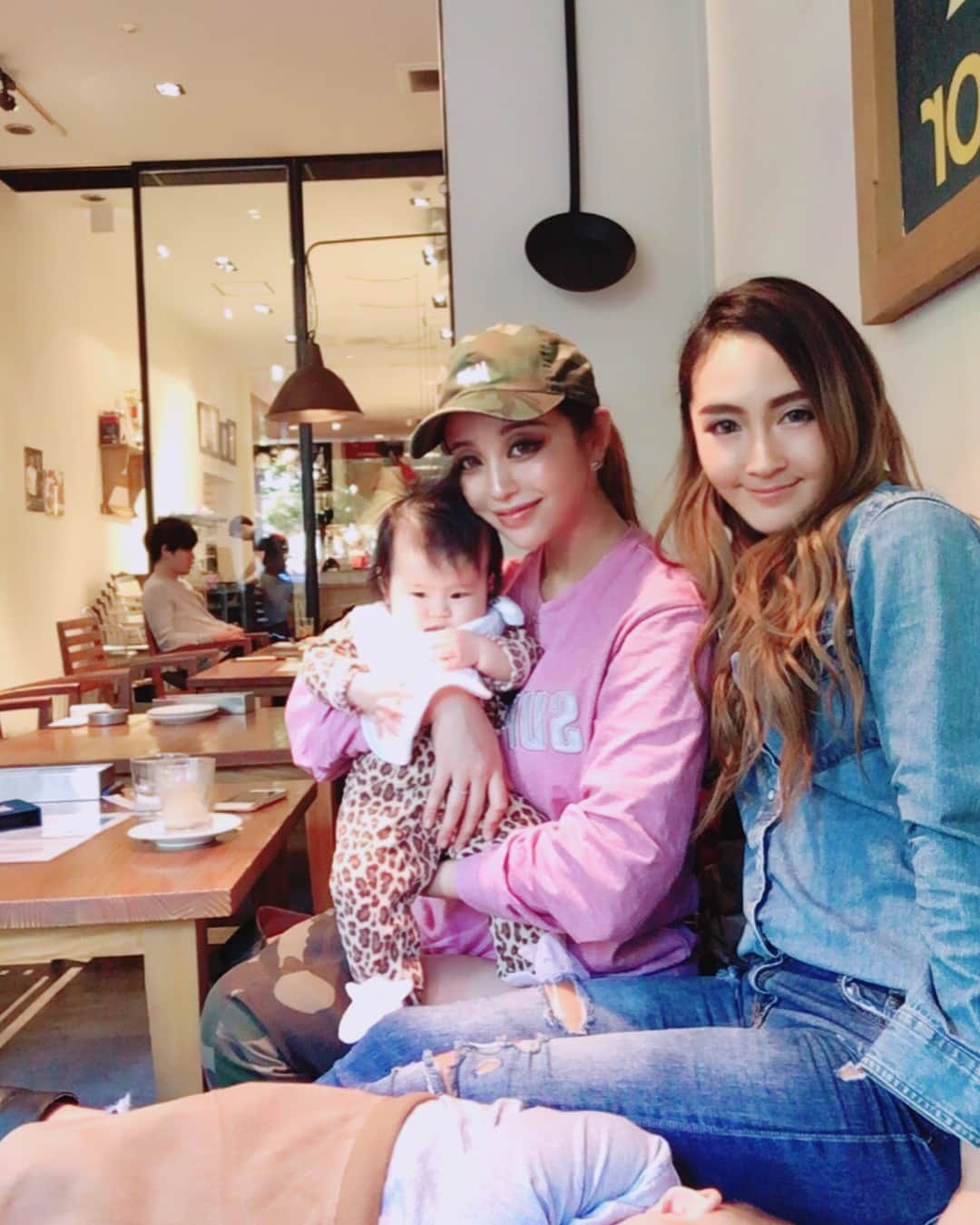 のインスタグラム：「ママ友＆ジム友のみわちゃん @miwamam_fit888 とランチ＆お茶😋🍽☕️❤️ . みわちゃんはベストボディジャパンの大阪大会で２位になった程の美bodyの持ち主🏋️‍♀️💗 そして、元気で活発で可愛いコジ君のカッコいいママ👩👶❤️ . 通っている女性専用ボディメイクスタジオ UNDEUX @undeux55 で知り合ったのですが、産後一年未満のママでトレーニングをしているお友達ができてとっても嬉しい❣️🤱 . 育児やダイエットなど、色々なことを教えてもらって、モチベーション高めてもらいましたっ😆🙌🌈🌟 . 同じ境遇、志の仲間がいたらもっと頑張れる🏋️‍♀️🌈✨ . @miwamam_fit888 ありがとう😊🙏💖 ・・・ #mommy #workout #training #産後トレーニング #産後ダイエット #産後4ヶ月 と #産後11ヶ月 #ボディメイクスタジオundeux #mytrainer #mama #momlife #mommy #mommyslay」