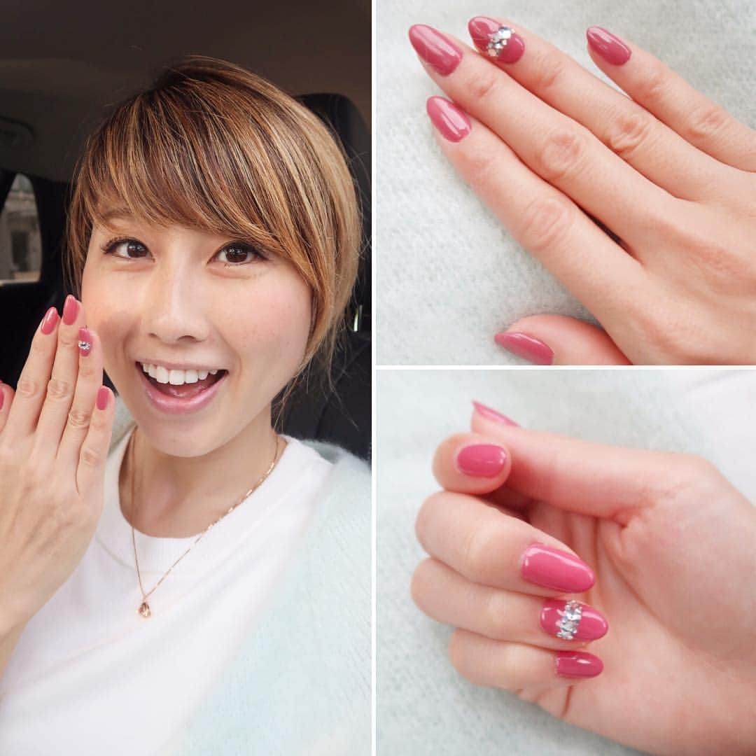 吉田ちかさんのインスタグラム写真 - (吉田ちかInstagram)「New nails💅🏻✨You guys always ask me to share my nails with you so here you go :) Pretty simple! Just one color with a rhinestone band on my right ring finger💠💕✨ ネイルを見せてというリクエストが多いので、今回のネイルをシェアします💕 髪の毛も切った💇🏼 前髪だけね！ショートに見えるけど、まとめてるだけ♡  #帰国してからあまり更新できてなくてごめんなさい #ほぼ毎日家にこもって編集してるからインスタにアップするものがない #いやうそ #まだ旅写真が沢山あるはず #探してみるw #ちなみにネイルアートはいつも右手の薬指 #婚約当時左手の薬指にラインストーン付けまくってたらおさるさんが指輪よりネイルが輝いてると落ち込んでた 🙊笑  #今夜も横断動画アップします♡  #nails #ネイル #beauty #fashion #pink #ピンク #ジェルネイル #gelnails」11月15日 16時56分 - bilingirl_chika