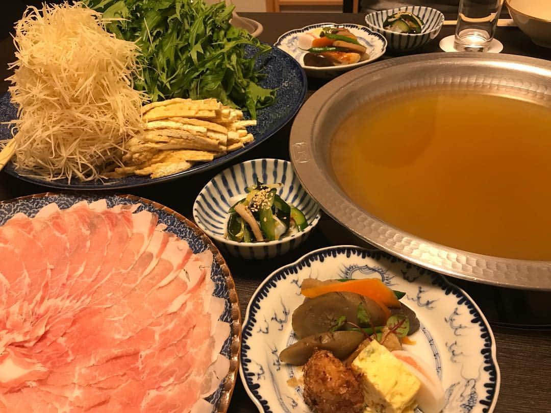 横田真一さんのインスタグラム写真 - (横田真一Instagram)「福山の鍋シリーズ第3弾 生姜たっぷり鍋 明日極寒らしいので生姜であったまろ〜〜 でっかい生姜はなかなか無いらしい あったかぁいんだから〜〜🎶」11月15日 17時48分 - yokoshingolf