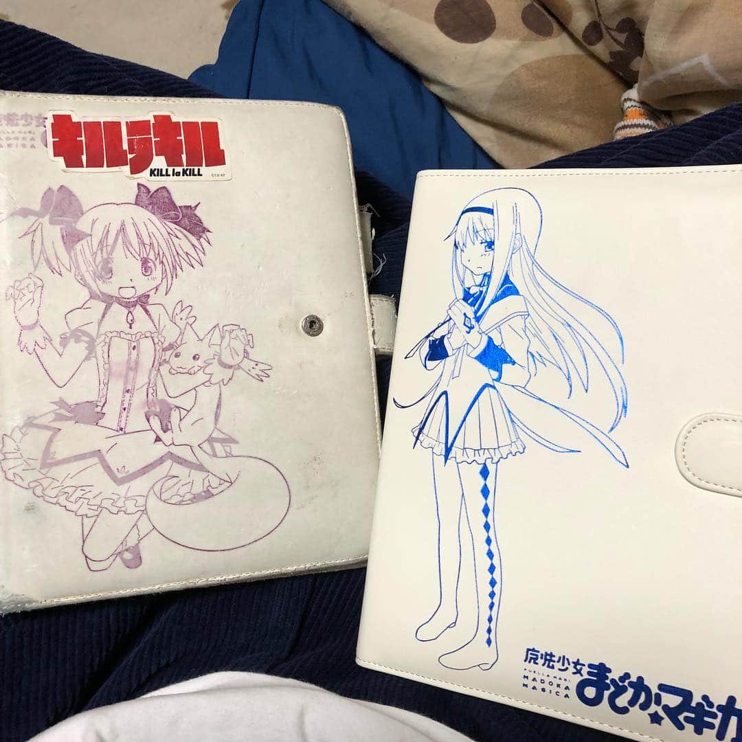 川尻恵太のインスタグラム：「3年間使ってた手帳がボロボロになったのでチェーンジ！！ ありがとうまどか！！」
