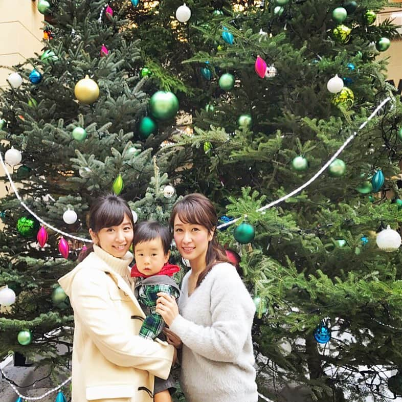 小野恵美さんのインスタグラム写真 - (小野恵美Instagram)「クリスマスツリー🎄 美人ママ、糸江ちゃんと👩‍👦❤️ ベビたん、大きくなりました！ 歩く💕喋る💕 楽しいね😍✨✨ #クリスマスツリー #品川 #🎄#クリスマス #ランチ #美人ママ #南波糸江 ちゃん #ベビたん #抱っこ #可愛い #癒し#成長著しい #嬉しい #楽しい #フリーアナウンサー #ウェザーニュース #おは天 #8期 #baby #1歳半#男の子#👦」11月15日 19時17分 - onoemi_official