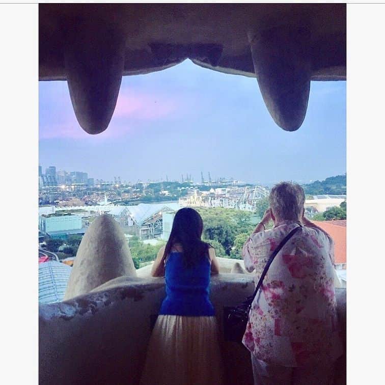 与田祐希のインスタグラム：「マーライオンの口は 展望台になってました。 イイ眺めが広がっています。  現地の方と  ほのぼのした 後ろ姿。、、、、、、、、 、、、、 、、、、、、、、、、、 、、、、、、、、、 からの、、、 謎のポーズ！！！ 🈁  #マーライオンの口は展望台 #与田ポーズ #謎 #それでもホノボノ #いい眺め #与田祐希 #日向の温度」