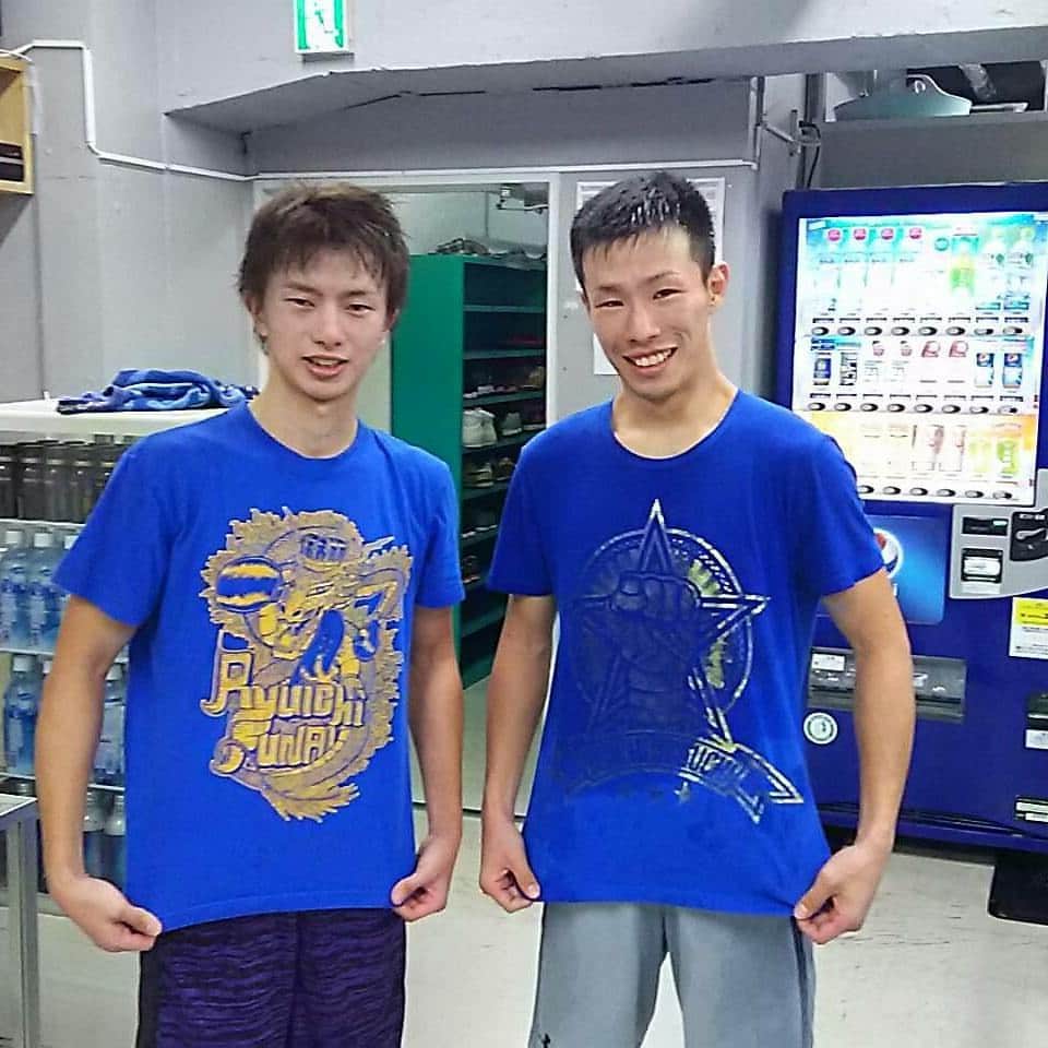 田口良一さんのインスタグラム写真 - (田口良一Instagram)「ボクシングを教えてくれた洪さんと✨ 洪さんの初のチャンピオン梅津さんも！ 船井さんとお互いのTシャツ着てたので パシャリ(^^) 自分の試合はもう少しで発表しますのでお待ちを！ #洪東植 #師匠 #梅津宏治 #日本チャンピオン #船井龍一 #日本タイトル #12月11日2度目の防衛戦」11月15日 22時39分 - ryoichitaguchi_boxing