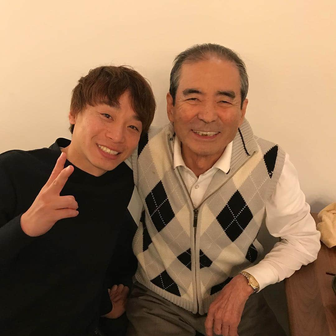 池添謙一さんのインスタグラム写真 - (池添謙一Instagram)「今日は僕の師匠の鶴留先生と食事する機会がありました😆 師匠の弟子にならなかったら今の僕はないですしほんとに感謝しかありません！ 引退してからも会ってはいたけど今日久しぶりに会うことができて話することができて本当によかったです😊  僕の競馬を毎週見てくれてるみたいでもっと頑張らなあかんなって思いました🐴  元気な姿見れてよかった(o^^o)  #鶴留明雄 #昔は怖かったけど今は優しいおじいちゃん」11月15日 22時39分 - kenchan.0723