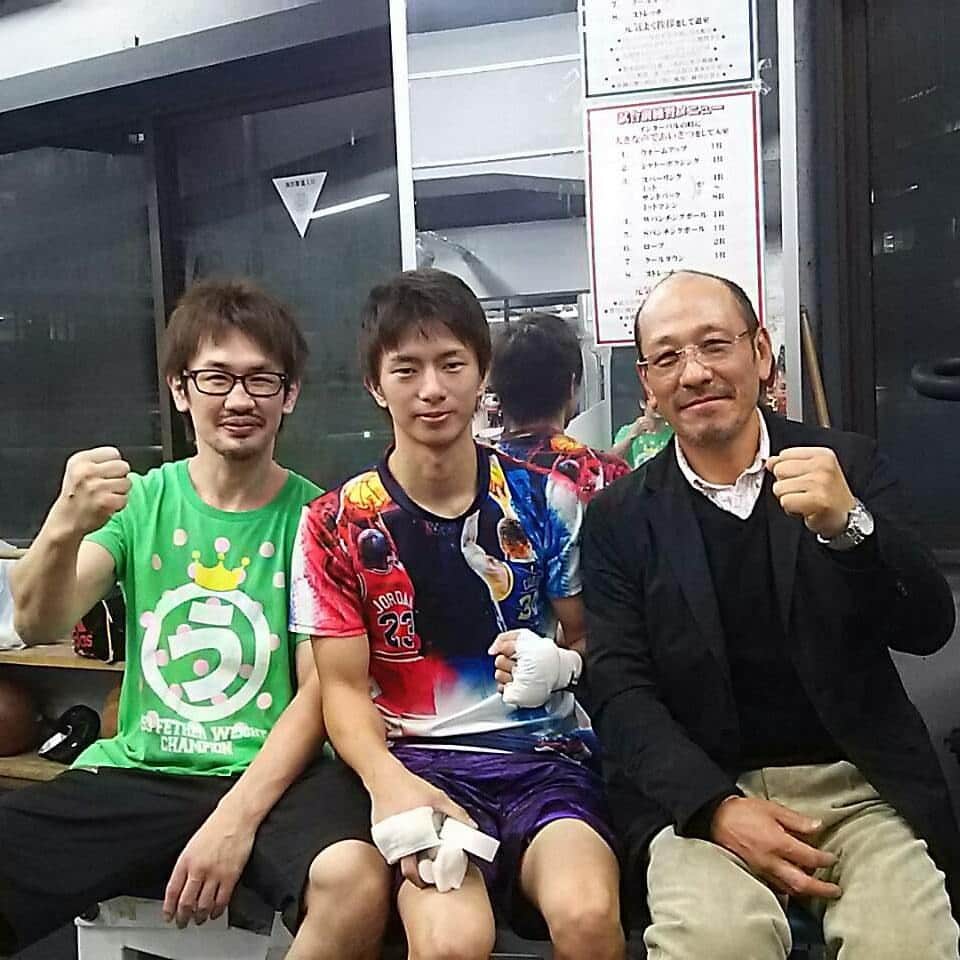 田口良一のインスタグラム：「ボクシングを教えてくれた洪さんと✨ 洪さんの初のチャンピオン梅津さんも！ 船井さんとお互いのTシャツ着てたので パシャリ(^^) 自分の試合はもう少しで発表しますのでお待ちを！ #洪東植 #師匠 #梅津宏治 #日本チャンピオン #船井龍一 #日本タイトル #12月11日2度目の防衛戦」
