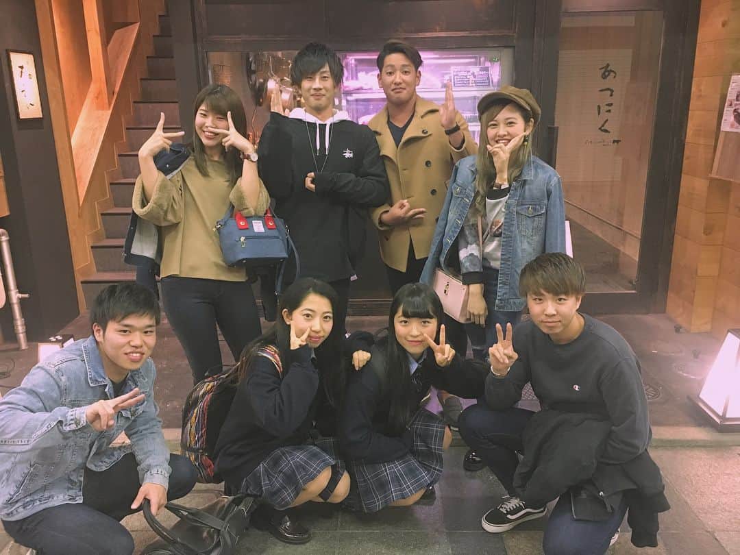 友野楓のインスタグラム：「・ だいすきなおいでんめん😇❤️ 最近みんなで遊ぶこと増えたな〜〜ッッ あと1年半！たくさん遊んでください😢✌🏻 年末年始バイトがんばろ！！！！ 終わったらユニバ行きましょう😍🤘🏻✨ とにかくだいすき。みんなだいすき！！！ ・ #三河赤鶏おいでん #豊橋 #駅前 #あつにく本店 #合コン的な #笑笑 #スポッチャオール #ボーリングオール #birthday #surprise #for #Arisachan #年末年始頑張ろう #お疲れ様会 #ユニバいこね #楽しみ楽しみ」