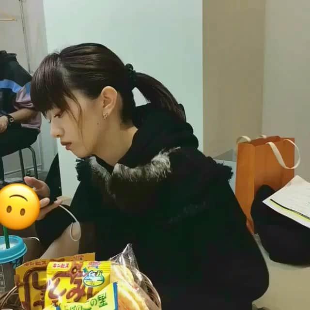 椎名エルのインスタグラム：「一生化粧品調べてる今井すん👁👁 #メンバー盗撮」