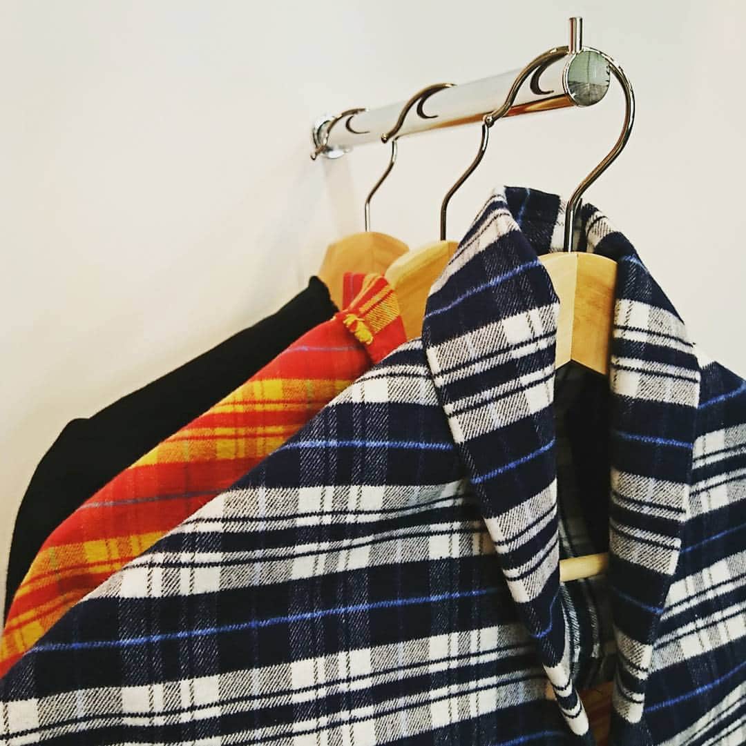 KOKKAのインスタグラム：「通常よりも撚りを甘くした20/2綿糸で織り上げたネルは繊維の中に空気を含みやすく保温性があり、くたっとした風合いと柔らかな着心地を約束してくれる  100% cotton flannel, woven with loosely twisted yarn.  NE-5566  col.1 - 6  #kokka  #fashion  #textile  #fabric  #madeinjapan  #check  #flannel  #like4like  #instagood  #sewing  #quilt #コッカ #ファッション #テキスタイル #生地 #ネルシャツ #おしゃれ」