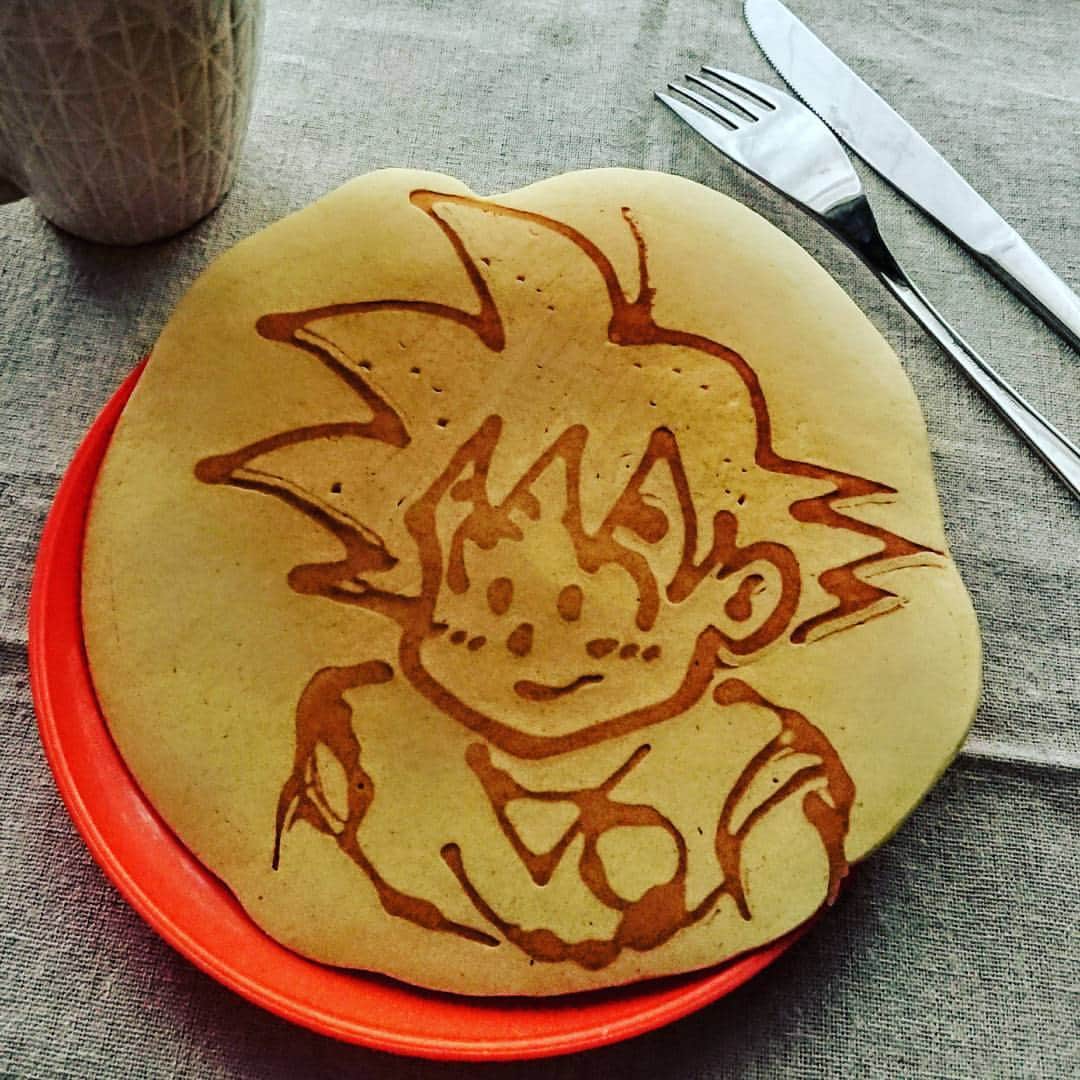 有尾文也のインスタグラム：「#パンケーキアート を #やってみた  #焼き加減 が #難しい #悟空 と #アンパンマン  でも2回目としたらまぁまぁの出来。 ナイフとフォークは使わずに手で食べました。」