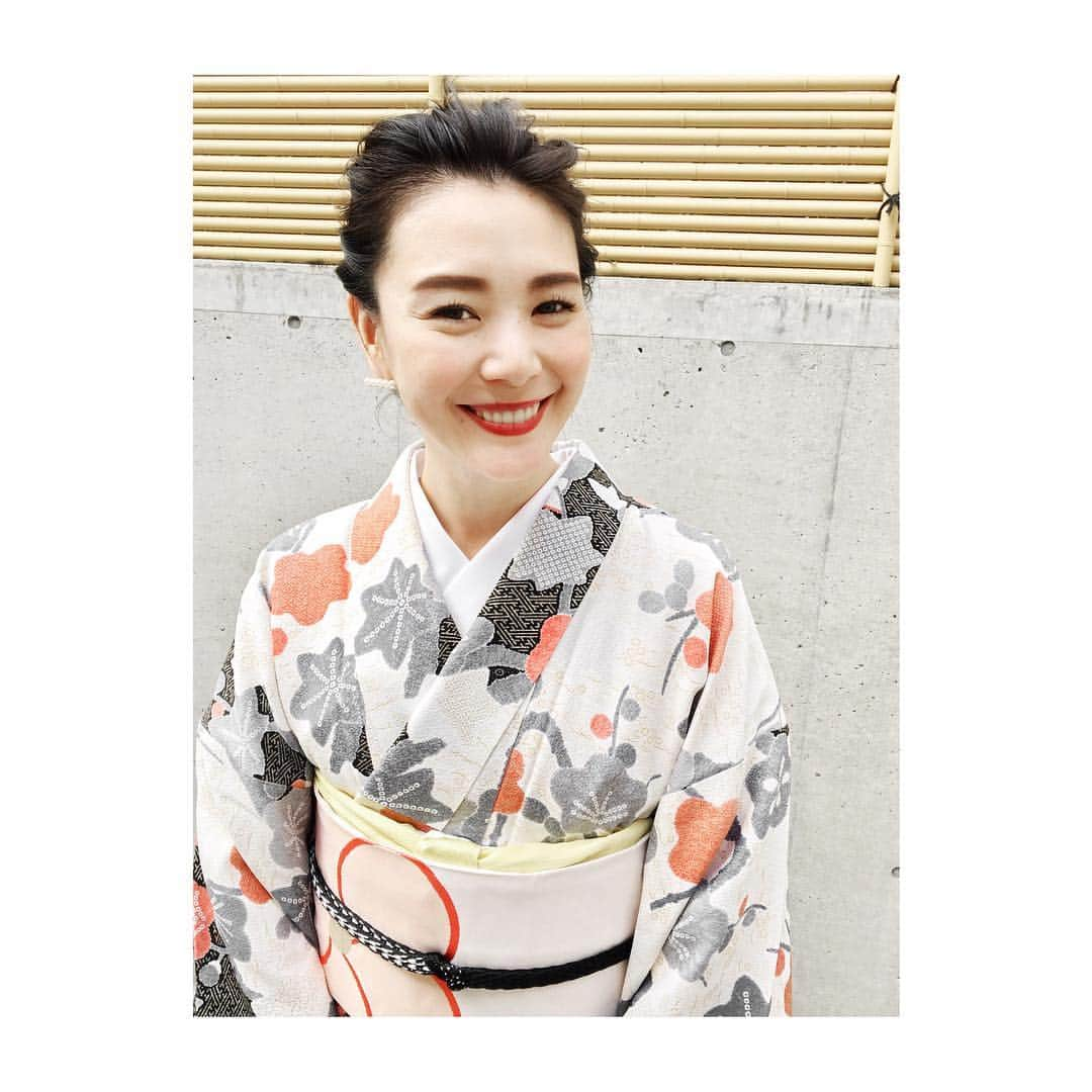 知花くららさんのインスタグラム写真 - (知花くららInstagram)「おはようございます😃✨ 以前にご質問のあったお着物&帯。 30年前、叔母が若い頃着ていたものだそうで。 眠っていた着物に、新鮮な気持ちで袖を通すと、なんだか得した気分です。  今日は午後にイベント。 みなさまにお会いできるのを楽しみにしていますm(_ _)m  #着物 #帯 #受け継ぐ #kimono #obi #30yearsago #大事にしたいもの  #くららと着物  #kuraraandkimono」11月16日 8時06分 - chibanakurara.official