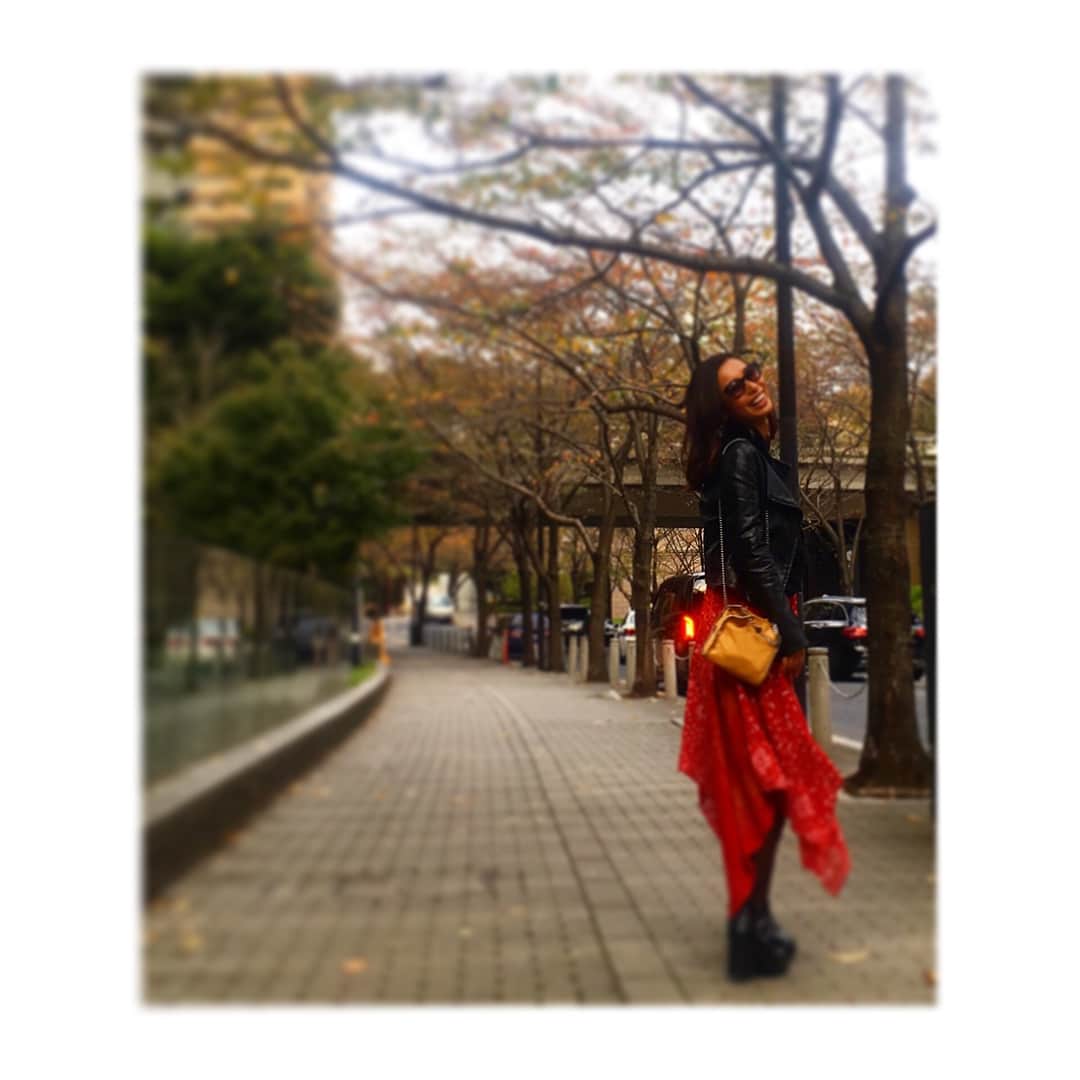 エマ中岡優姫さんのインスタグラム写真 - (エマ中岡優姫Instagram)「〜秋ですね🍁〜 いい天気だと空を見上げるよね🌞 気付けば枯葉が散っとる🍂 あー、紅葉狩りに行きたいな🍁 昨日は大好きな友達にたくさん会えた✨なおちゃんはシンガポール🇸🇬で出会った友達💓夏ぶりに会ったな〜！寒いけん南国行こ🏝って言っとる😋なおちゃんとならどこでも楽しい〜👙 なおちゃんの彼も来てくれたよ😋 みなちゃんは写真撮り忘れたけん勝手にタグ付けだけしとこ😏 昨日15時から2時まで飲んじゃった🍷 入れ替わり立ち替わり友達を呼んでワインを一緒に飲む幸せw 今日も歯のクリーニングにきてピカピカで嬉しい✨ でも歯医者行きすぎて、もうこなくていいよと言われたりするくらい歯医者が好き💓笑 #friends #lover #trip #singapore #airbnb #海外で出会った #シンガポール ここは #日本 #japan #歯医者 #歯のクリーニング #幸せ #紅葉狩り行きたい #ワイン飲みすぎた🍷 #飲みすぎ注意 #痩せれない #笑」11月16日 11時16分 - emma__yun