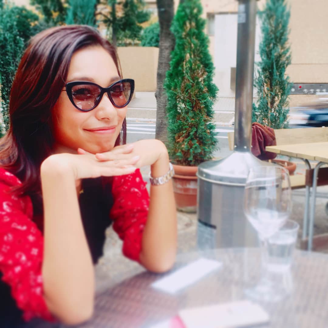 エマ中岡優姫さんのインスタグラム写真 - (エマ中岡優姫Instagram)「〜秋ですね🍁〜 いい天気だと空を見上げるよね🌞 気付けば枯葉が散っとる🍂 あー、紅葉狩りに行きたいな🍁 昨日は大好きな友達にたくさん会えた✨なおちゃんはシンガポール🇸🇬で出会った友達💓夏ぶりに会ったな〜！寒いけん南国行こ🏝って言っとる😋なおちゃんとならどこでも楽しい〜👙 なおちゃんの彼も来てくれたよ😋 みなちゃんは写真撮り忘れたけん勝手にタグ付けだけしとこ😏 昨日15時から2時まで飲んじゃった🍷 入れ替わり立ち替わり友達を呼んでワインを一緒に飲む幸せw 今日も歯のクリーニングにきてピカピカで嬉しい✨ でも歯医者行きすぎて、もうこなくていいよと言われたりするくらい歯医者が好き💓笑 #friends #lover #trip #singapore #airbnb #海外で出会った #シンガポール ここは #日本 #japan #歯医者 #歯のクリーニング #幸せ #紅葉狩り行きたい #ワイン飲みすぎた🍷 #飲みすぎ注意 #痩せれない #笑」11月16日 11時16分 - emma__yun
