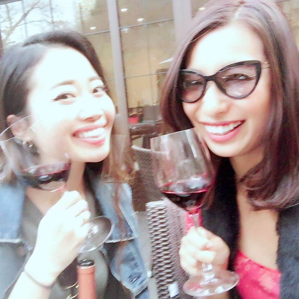 エマ中岡優姫さんのインスタグラム写真 - (エマ中岡優姫Instagram)「〜秋ですね🍁〜 いい天気だと空を見上げるよね🌞 気付けば枯葉が散っとる🍂 あー、紅葉狩りに行きたいな🍁 昨日は大好きな友達にたくさん会えた✨なおちゃんはシンガポール🇸🇬で出会った友達💓夏ぶりに会ったな〜！寒いけん南国行こ🏝って言っとる😋なおちゃんとならどこでも楽しい〜👙 なおちゃんの彼も来てくれたよ😋 みなちゃんは写真撮り忘れたけん勝手にタグ付けだけしとこ😏 昨日15時から2時まで飲んじゃった🍷 入れ替わり立ち替わり友達を呼んでワインを一緒に飲む幸せw 今日も歯のクリーニングにきてピカピカで嬉しい✨ でも歯医者行きすぎて、もうこなくていいよと言われたりするくらい歯医者が好き💓笑 #friends #lover #trip #singapore #airbnb #海外で出会った #シンガポール ここは #日本 #japan #歯医者 #歯のクリーニング #幸せ #紅葉狩り行きたい #ワイン飲みすぎた🍷 #飲みすぎ注意 #痩せれない #笑」11月16日 11時16分 - emma__yun