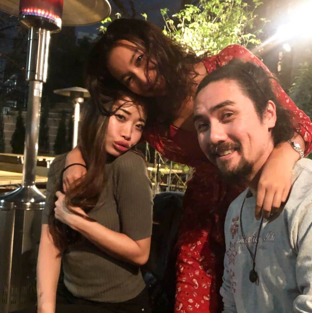 エマ中岡優姫さんのインスタグラム写真 - (エマ中岡優姫Instagram)「〜秋ですね🍁〜 いい天気だと空を見上げるよね🌞 気付けば枯葉が散っとる🍂 あー、紅葉狩りに行きたいな🍁 昨日は大好きな友達にたくさん会えた✨なおちゃんはシンガポール🇸🇬で出会った友達💓夏ぶりに会ったな〜！寒いけん南国行こ🏝って言っとる😋なおちゃんとならどこでも楽しい〜👙 なおちゃんの彼も来てくれたよ😋 みなちゃんは写真撮り忘れたけん勝手にタグ付けだけしとこ😏 昨日15時から2時まで飲んじゃった🍷 入れ替わり立ち替わり友達を呼んでワインを一緒に飲む幸せw 今日も歯のクリーニングにきてピカピカで嬉しい✨ でも歯医者行きすぎて、もうこなくていいよと言われたりするくらい歯医者が好き💓笑 #friends #lover #trip #singapore #airbnb #海外で出会った #シンガポール ここは #日本 #japan #歯医者 #歯のクリーニング #幸せ #紅葉狩り行きたい #ワイン飲みすぎた🍷 #飲みすぎ注意 #痩せれない #笑」11月16日 11時16分 - emma__yun