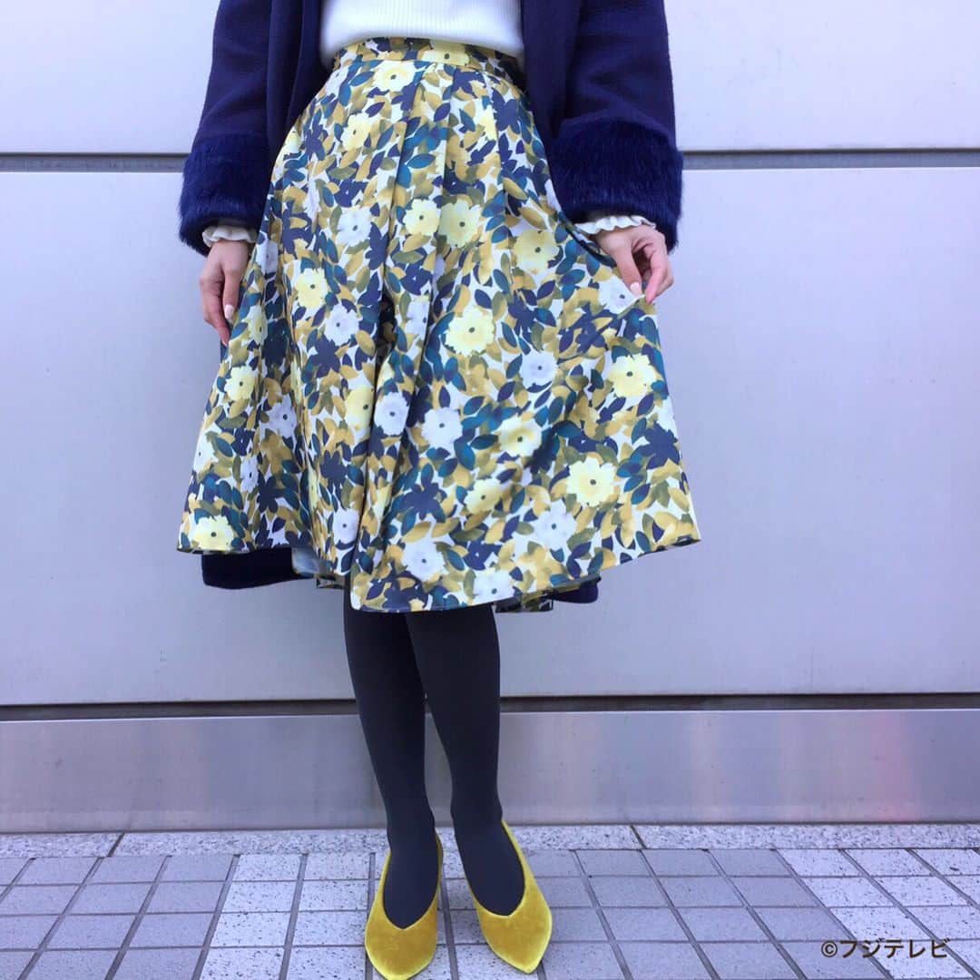 フジテレビ「めざましテレビ」さんのインスタグラム写真 - (フジテレビ「めざましテレビ」Instagram)「11月16日（木）きょう何着て行く？ ・ 【東京・最高気温16℃☀️】 ファッション雑誌CanCamとコラボした お天気コーナー「きょう何着て行く？」 阿部華也子ちゃんの毎日のコーデを紹介♪ ・ 【きょうのコーデ】 コーディガン→#&.NOSTALGIA 5900円 ニット→#Supreme.La.La. 8900円 スカート→#Swingle 1万6000円 靴→#Stradivarius 5550円 ピアス→#phoebe 4400円 ・ 【コーデのポイント】 秋も引き続き人気の花柄スカートは片側だけに タックが入ったアシンメトリーデザイン🍀 アウターは花柄のイエローと相性がいいネイビーを選んで レディーな雰囲気に仕上げました✨ 襟がついていないノーカラーのアウターは 寒くなりはじめた今の時期におすすめです❄️ ・ #めざましテレビ #きょう何着て行く？ #阿部華也子 #今日のコーデ#コーデ #CanCam #ツイード#チェック#タイトスカート #ニット#ファー #今日のファッション#ootd #きょう何着て行く？は月〜金朝6時22分ごろ放送中！」11月16日 13時10分 - mezamashi.tv