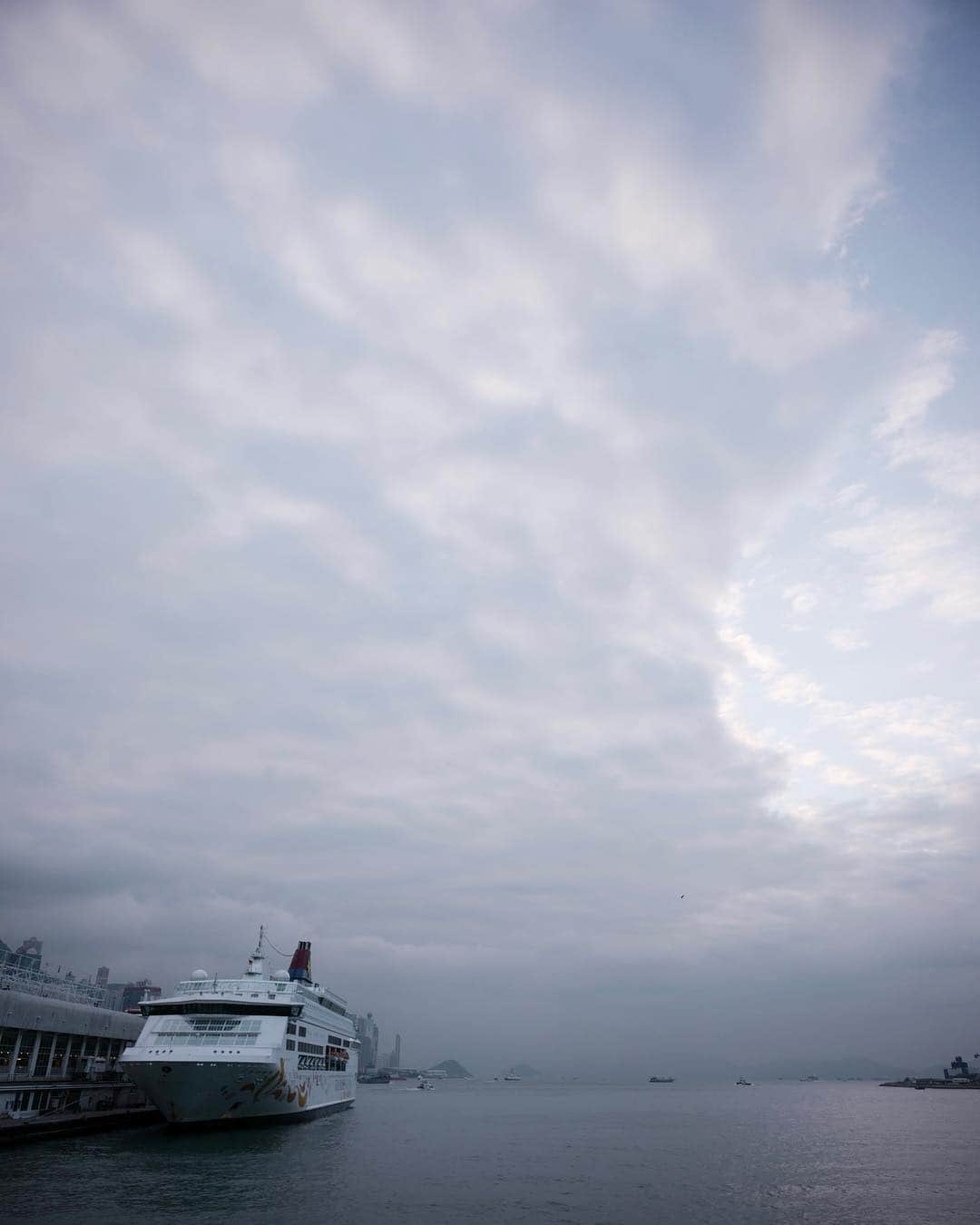 石川涼のインスタグラム：「Hongkong. 今回の三日間のスケジュールがヤバめ。眠い。  #leica#leicasl#leicacamera」