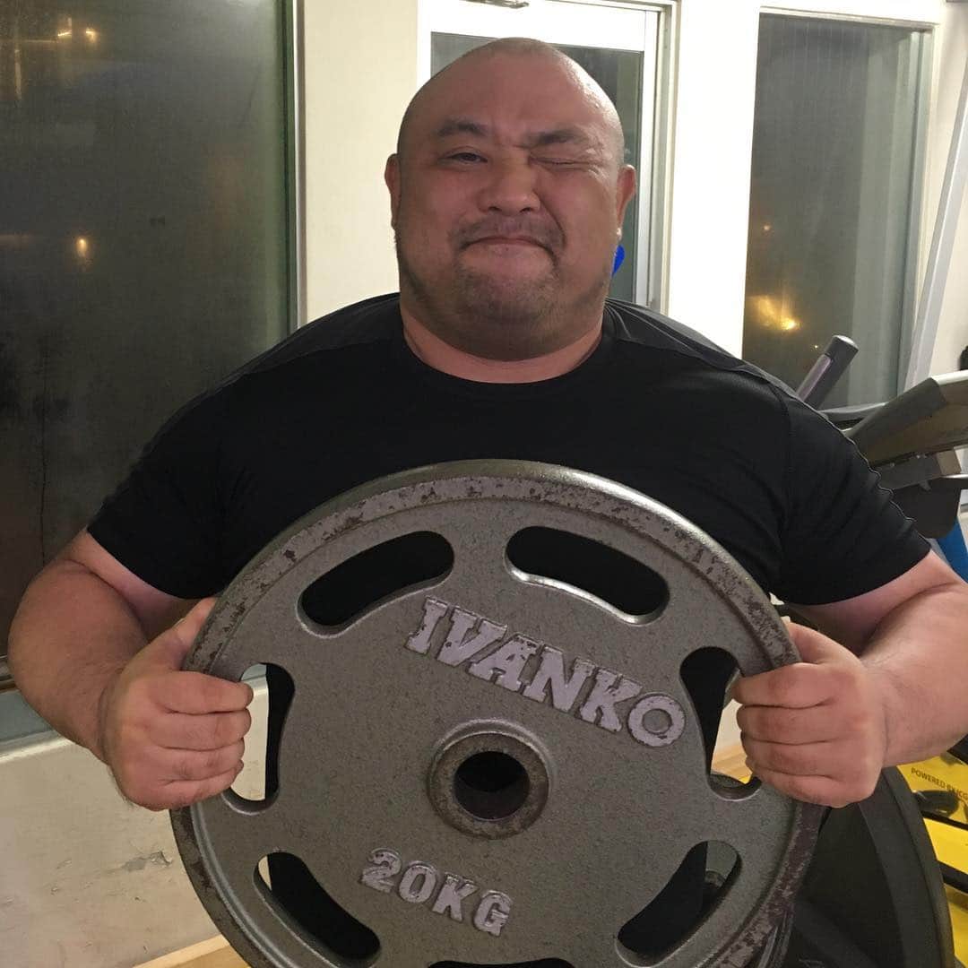 丸山ゴンザレスのインスタグラム：「ベンチプレス160kg突破 年内目標なんとかクリア」