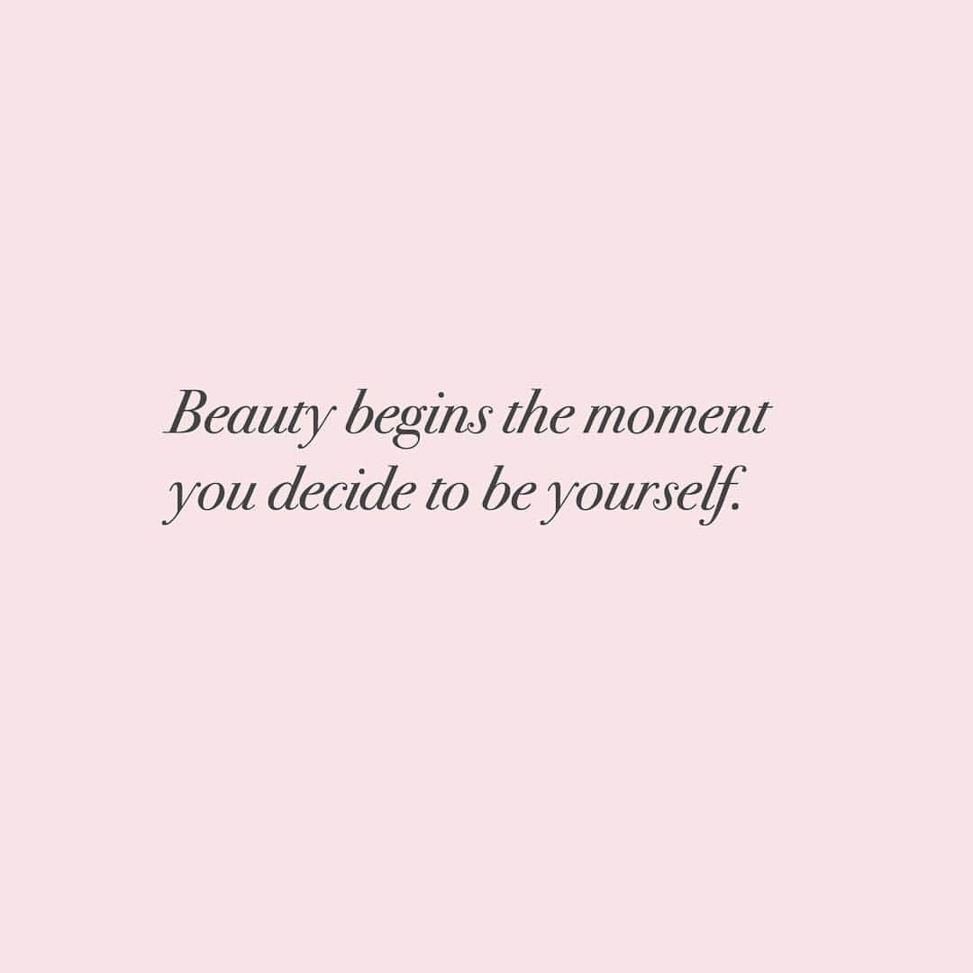 金ケ江悦子さんのインスタグラム写真 - (金ケ江悦子Instagram)「* "Beauty begins the moment you decide to be yourself." - Coco Chanel ・ "美しさは、あなたがあなたらしく居る事を決めた瞬間、始まる。" - ココシャネル ・ #beautydirector  #悦子の部屋 ・ #lovewithyourheart #beautifullife #missinternational #missinternational2017 #beautypageant #ミスインターナショナル #ミスコン #ミスインターナショナル2017 #自己プロデュース #名言 #ココシャネルの言葉 #etsukokanagaebeautyprogram」11月17日 0時39分 - etsuko_kanagae
