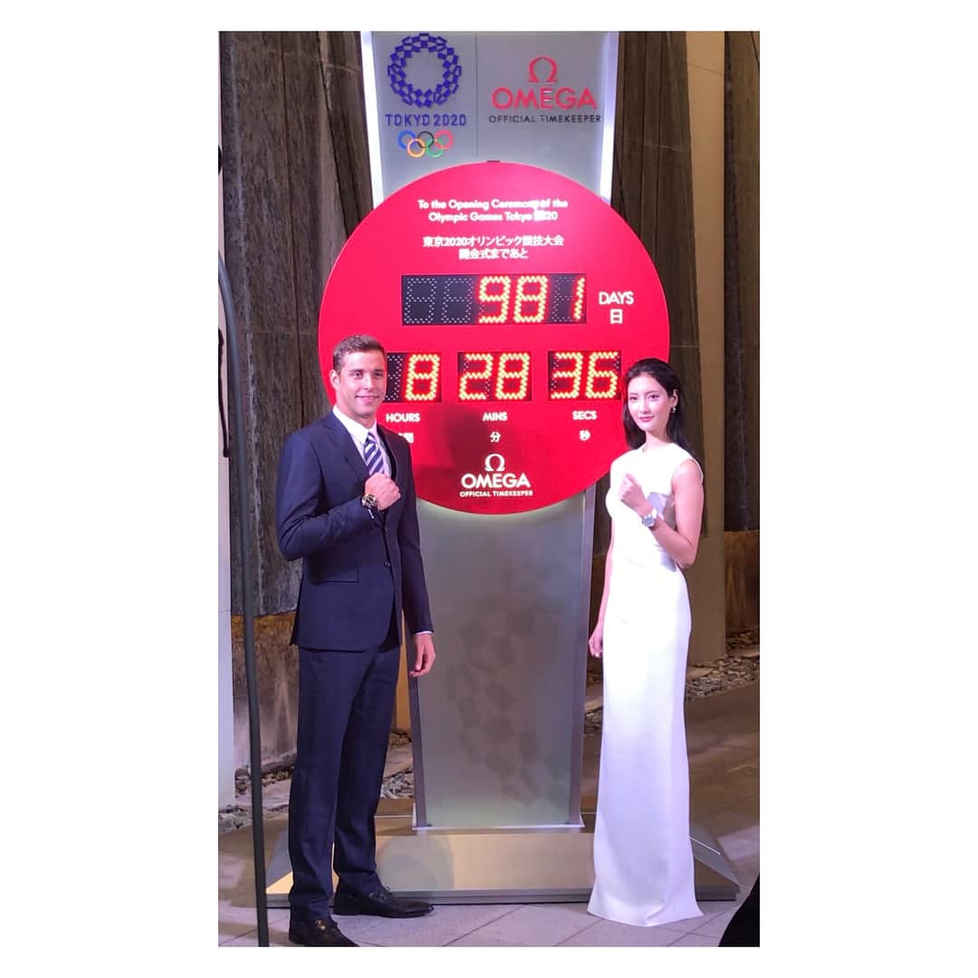 菜々緒さんのインスタグラム写真 - (菜々緒Instagram)「@omega 東京オリンピック・カウントダウンクロック設置イベントに、アンバサダーであるチャド選手と@chadleclos92  なんと、チャドさんワールドカップで取った金メダルをサイン入りでプレゼントしてくださいました！😮✨🏅 2020年 東京オリンピックが楽しみです！ #omega #omegawatches #speedmaster #Speedmaster38」11月16日 16時41分 - nanao_official
