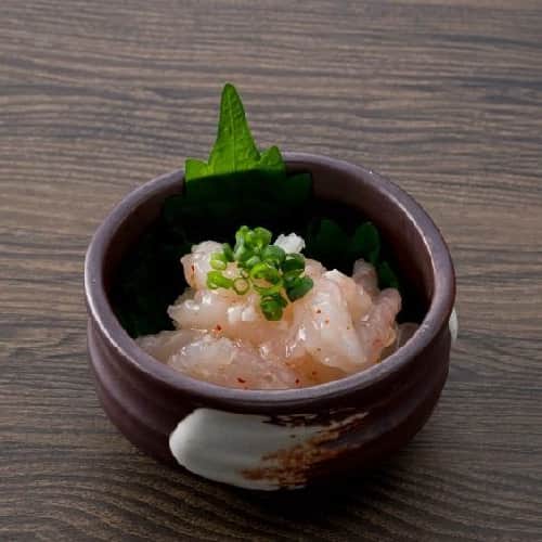 渋谷東急本店前ひもの屋のインスタグラム：「ブログ更新しました！ イカ三昧！イカをおもいっきり味わおう｜渋谷東急本店前ひもの屋 「こんにちは、渋谷東急本店前ひもの屋です。 一年中刺身や寿司ネタ、焼き物などでおいしく食べられているイカですが、以下の種類によって旬の季節が異なります。一般的によく食べられるスルメイカの旬は５～９月、寿司ネタで多く使われるコウイカの旬は１０～４月ということだそうですよ。 それにしても、イカをお好きな方は多いのではないでしょうか。魚とは違いあっさりした味ながらも身に甘味があり、噛めば噛むほど味わいが感じられますし、干して炙ったスルメイカは、酒のつまみの定番ですよね。 そこで今回は、当店人気のイカメニューのラインナップをいくつかご紹介したいと思います。 コリコリ食感に酒がすすむ！ いか軟骨梅和え  ３９０円 ....」 当店へのご来店お待ちしております。 ▼詳しくはこちら▼ https://goo.gl/GpgQFM 電話番号　050-7302-3161 #渋谷 #渋谷東急本店前ひもの屋 #日本酒 #宴会 #歓送迎会 #ひもの #和食」