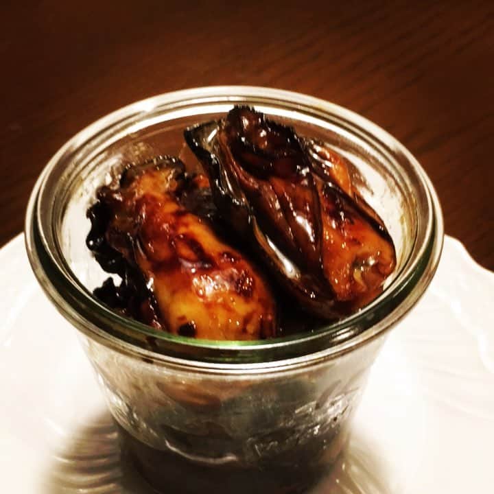 志摩有子さんのインスタグラム写真 - (志摩有子Instagram)「今年もすでに何度も作っている若山曜子先生 @yoochanpetite に教えて頂いた牡蠣のオイル漬け。そのままおつまみにするのはもちろん、サラダに入れても最高。どちらにしてもワインが止まらない。レシピは #ジャーサラダ か #arikoの食卓 で。 #牡蠣のオイル漬け #季節の味 #ワインに合う」11月16日 17時58分 - ariko418