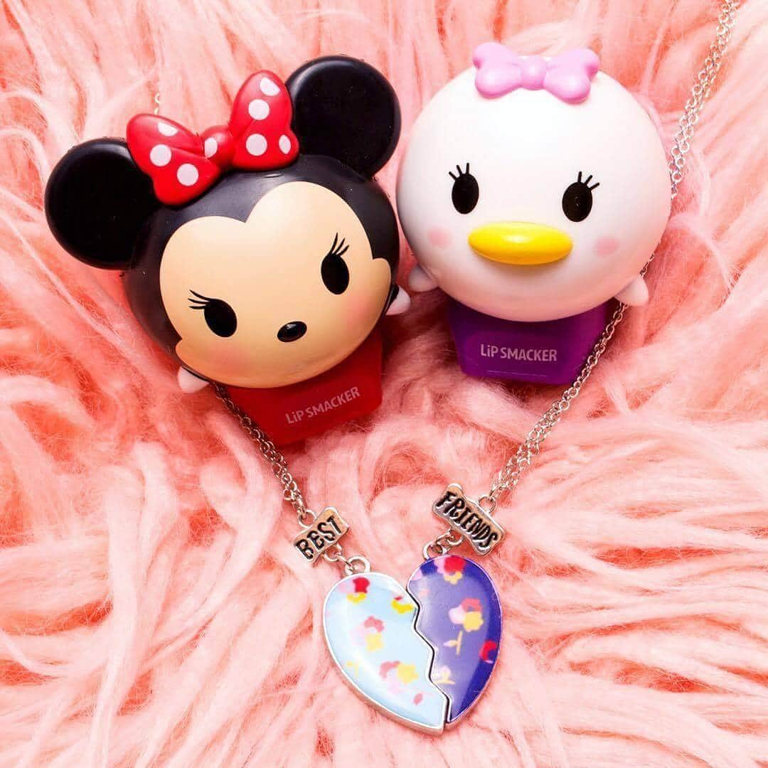 lipsmacker_japanのインスタグラム：「【リップスマッカー　ディズニーツムツム】  日本初上陸！！ ディズニーツムツムのミッキーたちをかたどった、 キュートなリップバーム登場！ なんと重ねてディスプレイもできちゃう☆ 9種類のキャラクターとフレーバーがあなたを待ってます！ コレクションしてツムツムして楽しもう！  いよいよ11月17日より！ 楽天市場、Yahoo！ショッピング、amazonにて先行発売スタート♡ 全９種類　各975円税別 「リップスマッカー　ディズニーツムツム」で検索☆彡  #lipsmacker #bestflavorever #disney #tsumtsum #リップスマッカー #リップバーム #リップスティック #ディズニー #ツムツム #ディズニーツムツム #ミニー #パケ買い #楽天市場 #amazon #海外コスメ #コスメ #コスメ大好き #かわいい」