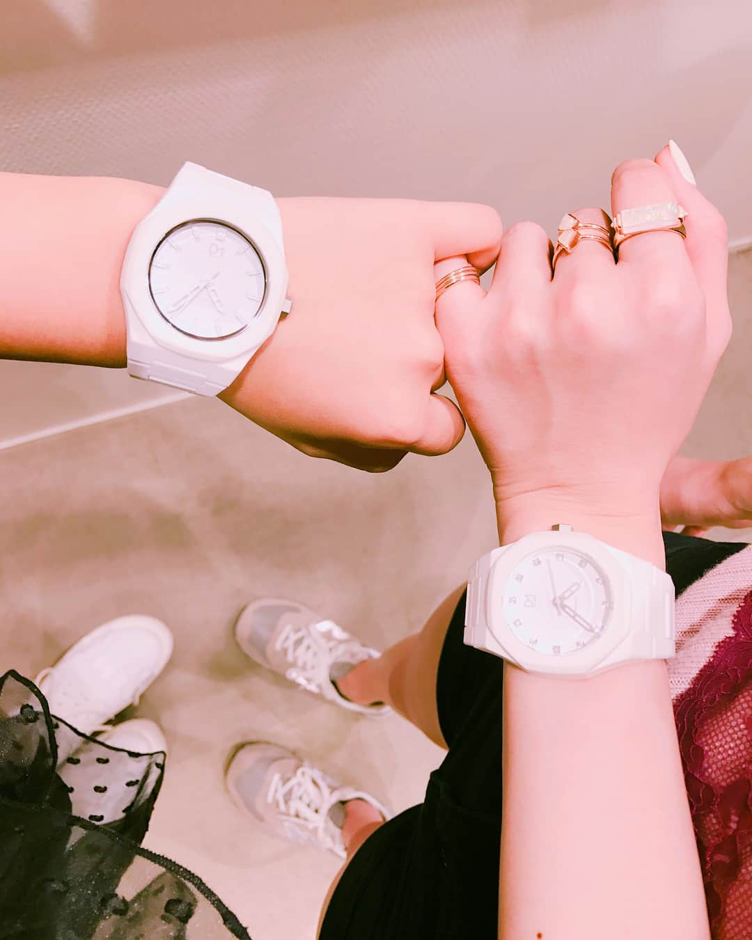 黒田絢子さんのインスタグラム写真 - (黒田絢子Instagram)「愛用中の時計ちゃん⌚️ d1milanoの新作♡ 結構コメントでみんなからも 反応ありの時計ちゃん♡ . もう一つ穴を開けてもらいに 店舗に行ってきたよ♡ . 表参道にある GAGA Milanoの2階ね！ また欲しくなっちゃったぁ〜！ 実物見るとよけね…🤤 . ペアで着けても可愛い〜から じゅんにもと…♡ 夏はお揃いで着けたよ♡ . イタリア製なのに お値段かなりリーズナブル⌚️ パパプレゼントしたら 着けてくれるかな？♡ . #d1milano #時計 #腕時計 #watch #gooddesign #表参道店 #黒田絢子 #アヤスタグラム」11月16日 19時03分 - ayakokuroda_official